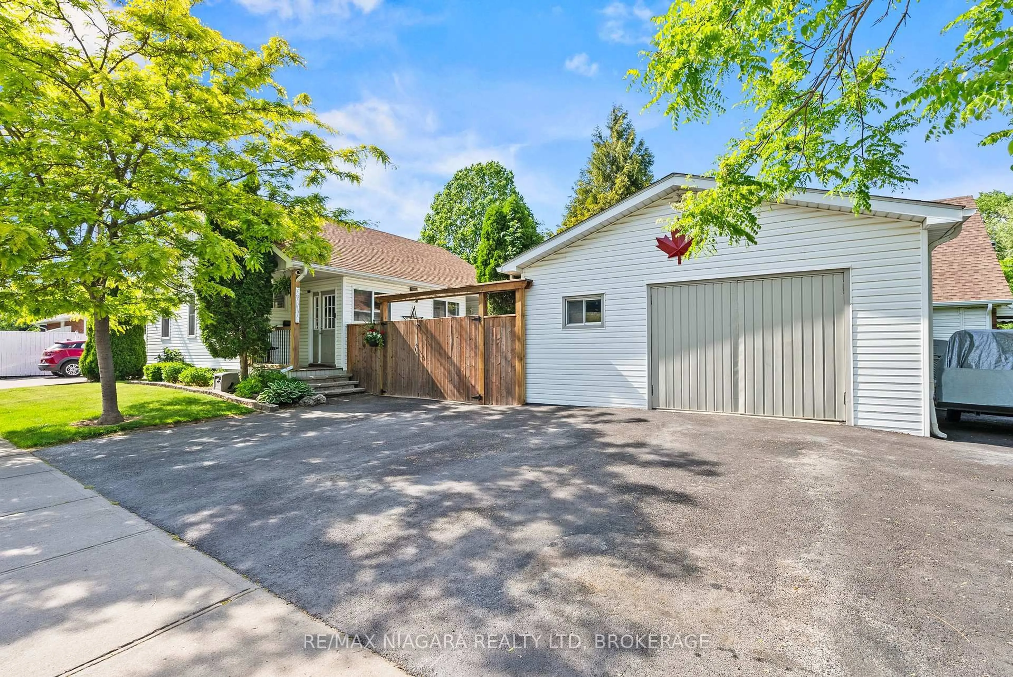 A pic from outside/outdoor area/front of a property/back of a property/a pic from drone, street for 25 MILDRED Ave, St. Catharines Ontario L2R 6J2