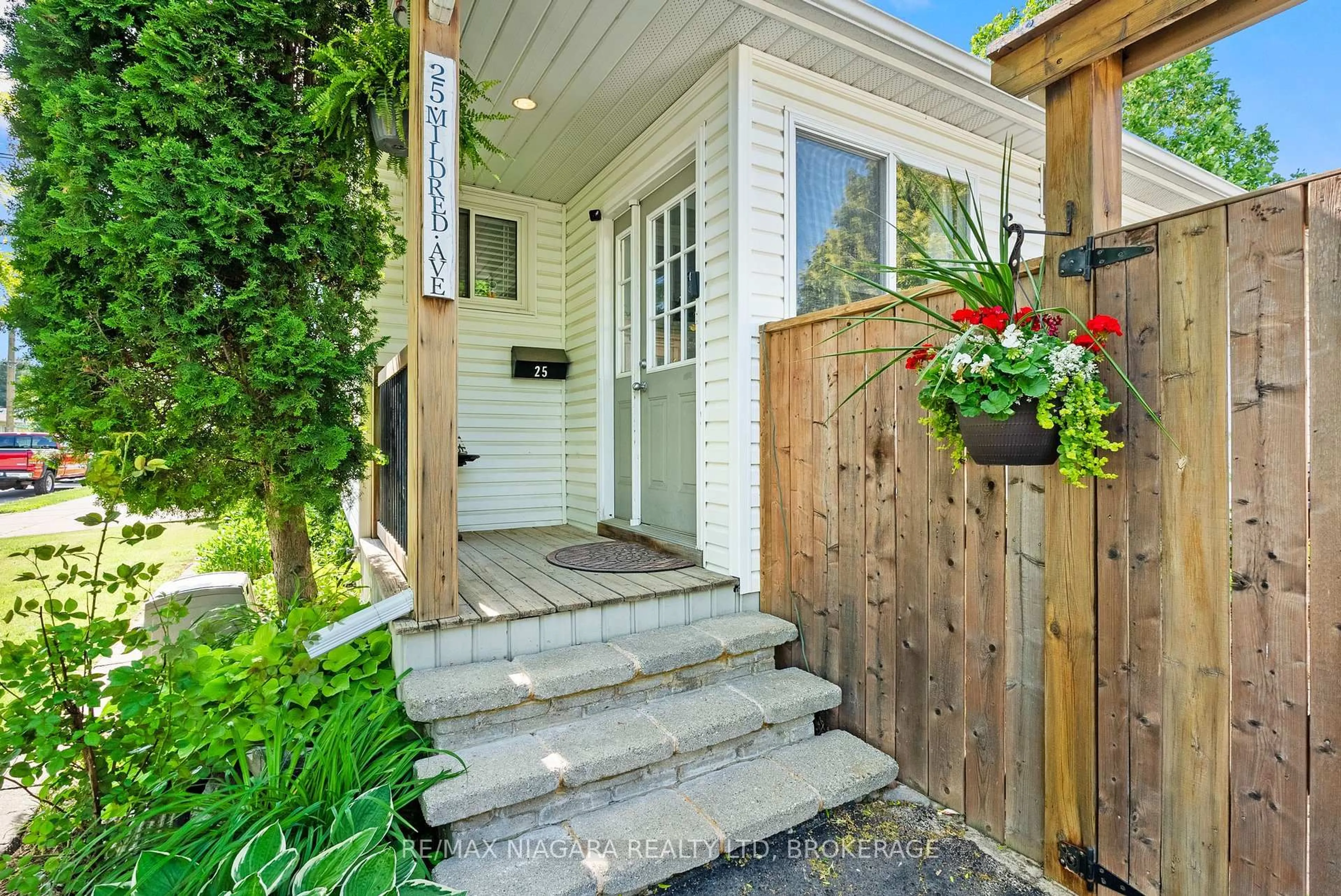 Indoor entryway for 25 MILDRED Ave, St. Catharines Ontario L2R 6J2