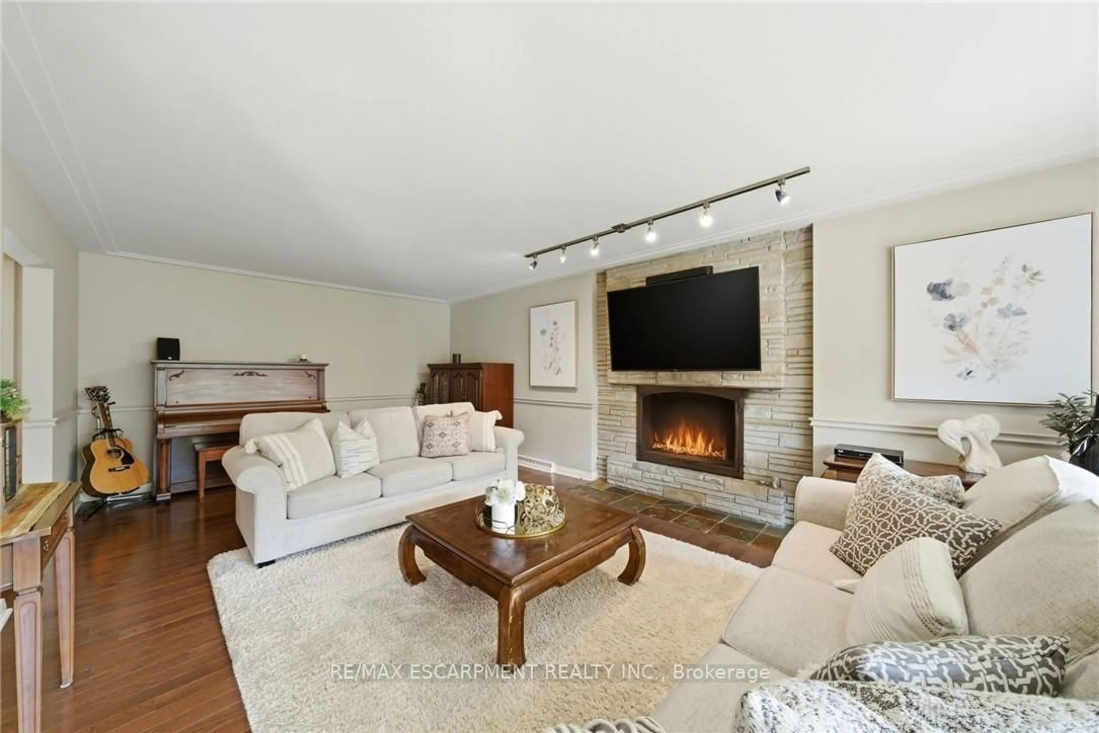 Living room with furniture, unknown for 6 Summit Circ, Norfolk Ontario N3Y 3K8