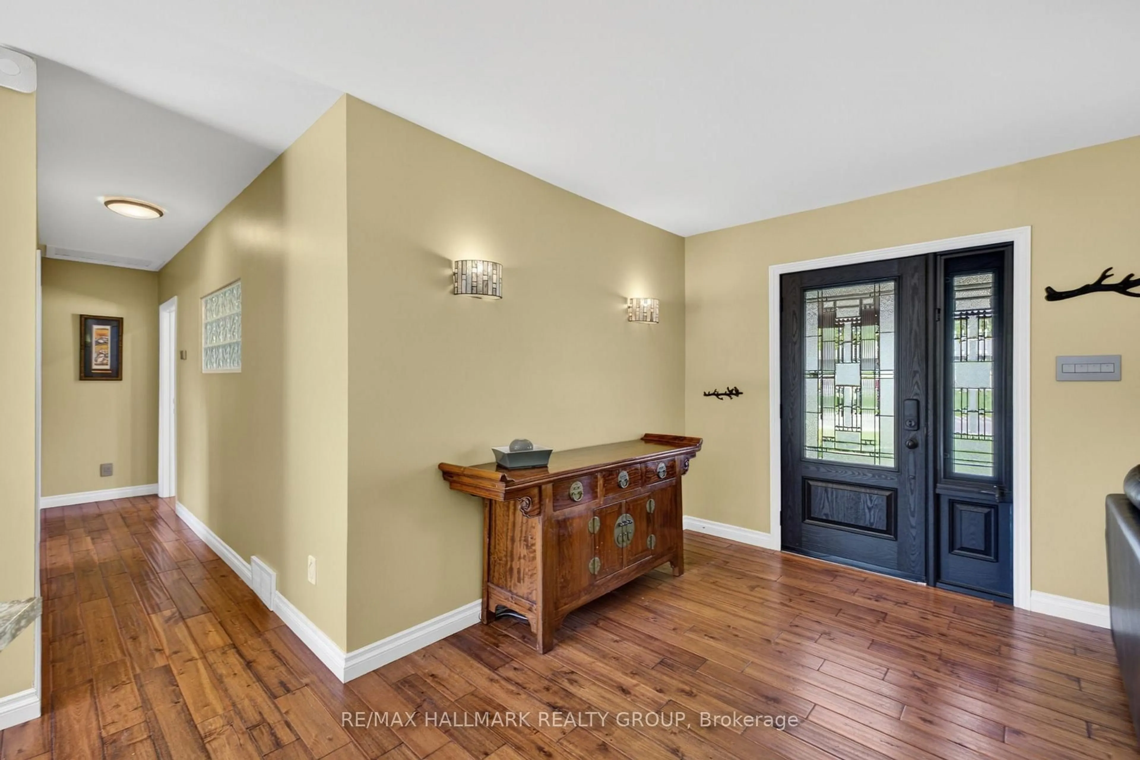 Indoor entryway for 120 ABBEYHILL Dr, Ottawa Ontario K2L 1H2
