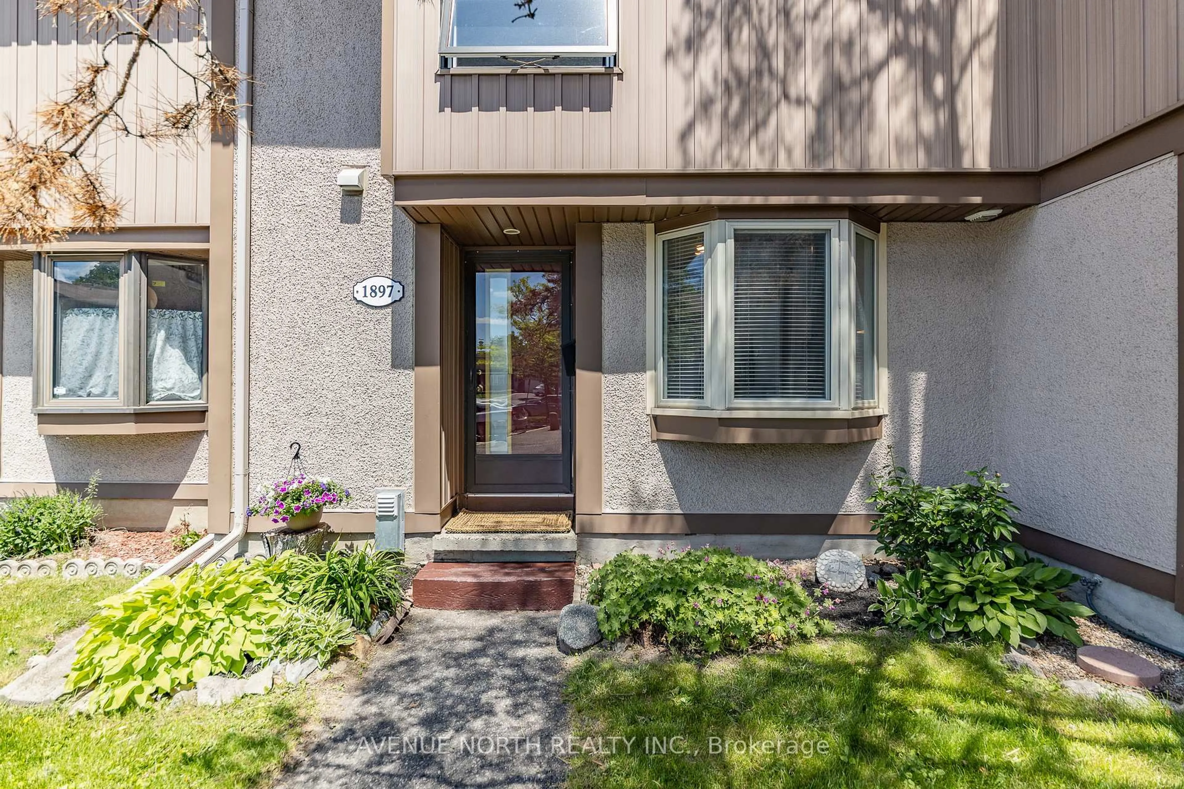 Unknown for 1897 Stonehenge Cres, Ottawa Ontario K1B 4N7