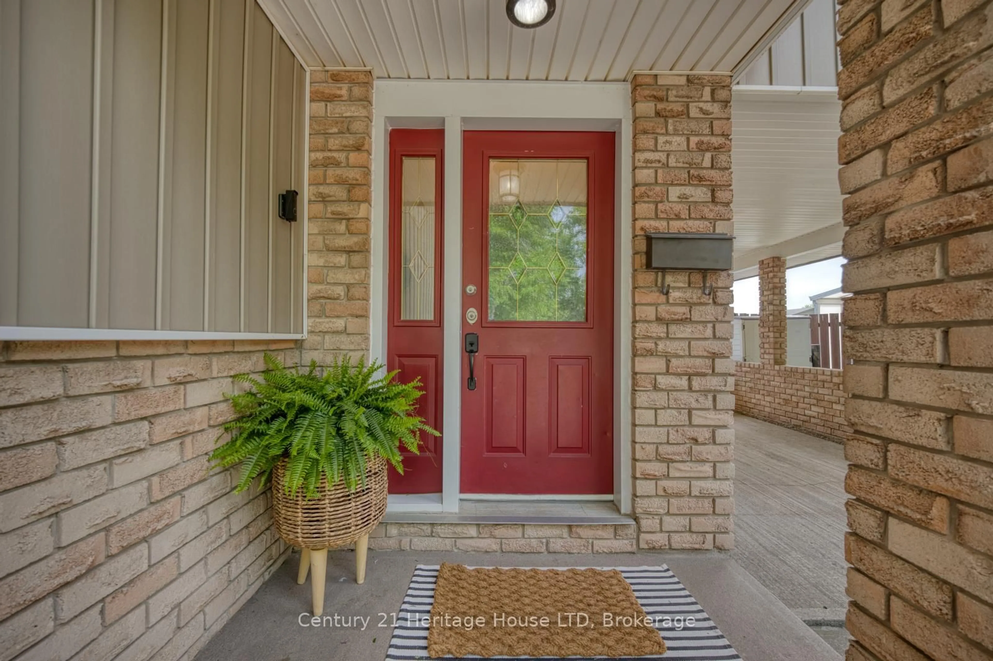 Indoor entryway for 6046 Eldorado Ave, Niagara Falls Ontario L2H 2E7