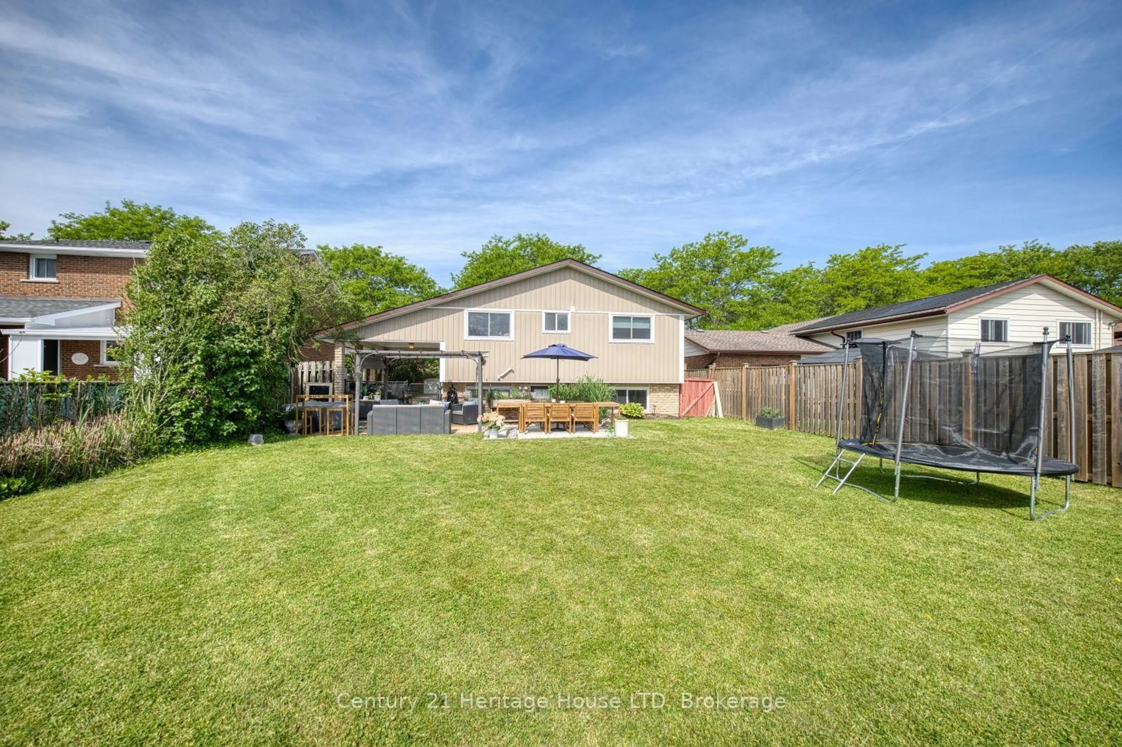 A pic from outside/outdoor area/front of a property/back of a property/a pic from drone, unknown for 6046 Eldorado Ave, Niagara Falls Ontario L2H 2E7