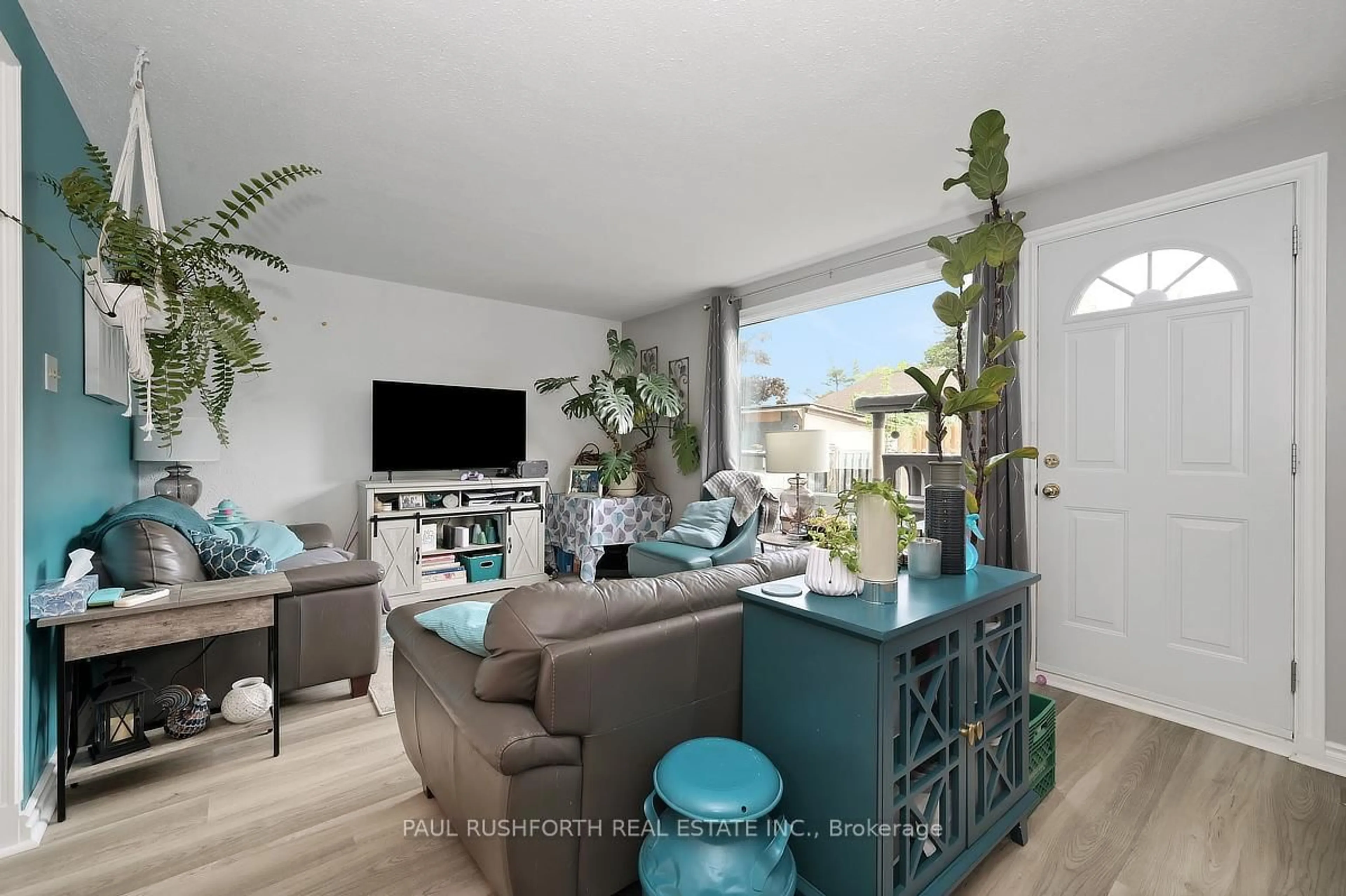Living room with furniture, unknown for 207 Thistledown Crt, Ottawa Ontario K2J 1N1