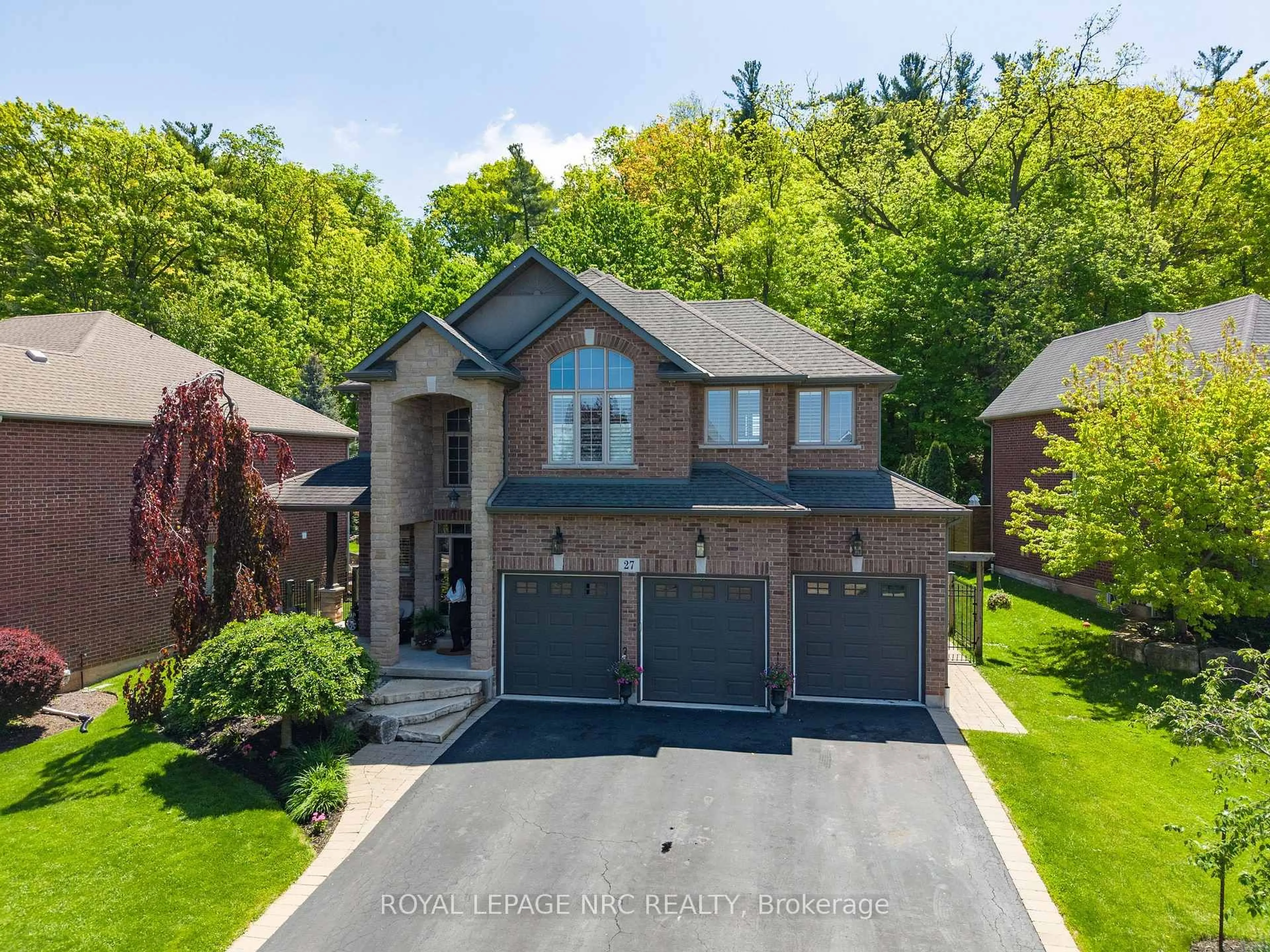 A pic from outside/outdoor area/front of a property/back of a property/a pic from drone, street for 27 Bell Ave, Grimsby Ontario L3M 1B2
