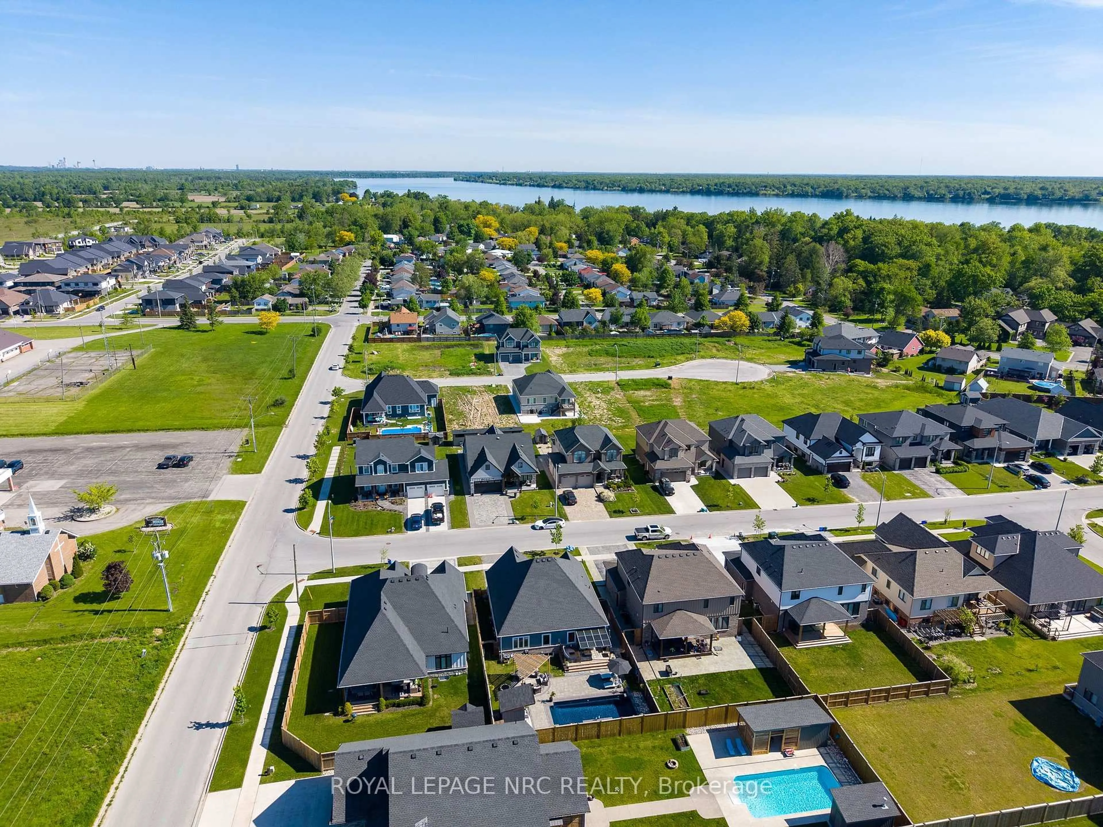 A pic from outside/outdoor area/front of a property/back of a property/a pic from drone, water/lake/river/ocean view for 2895 Arrowsmith Crt, Fort Erie Ontario L0S 1S0