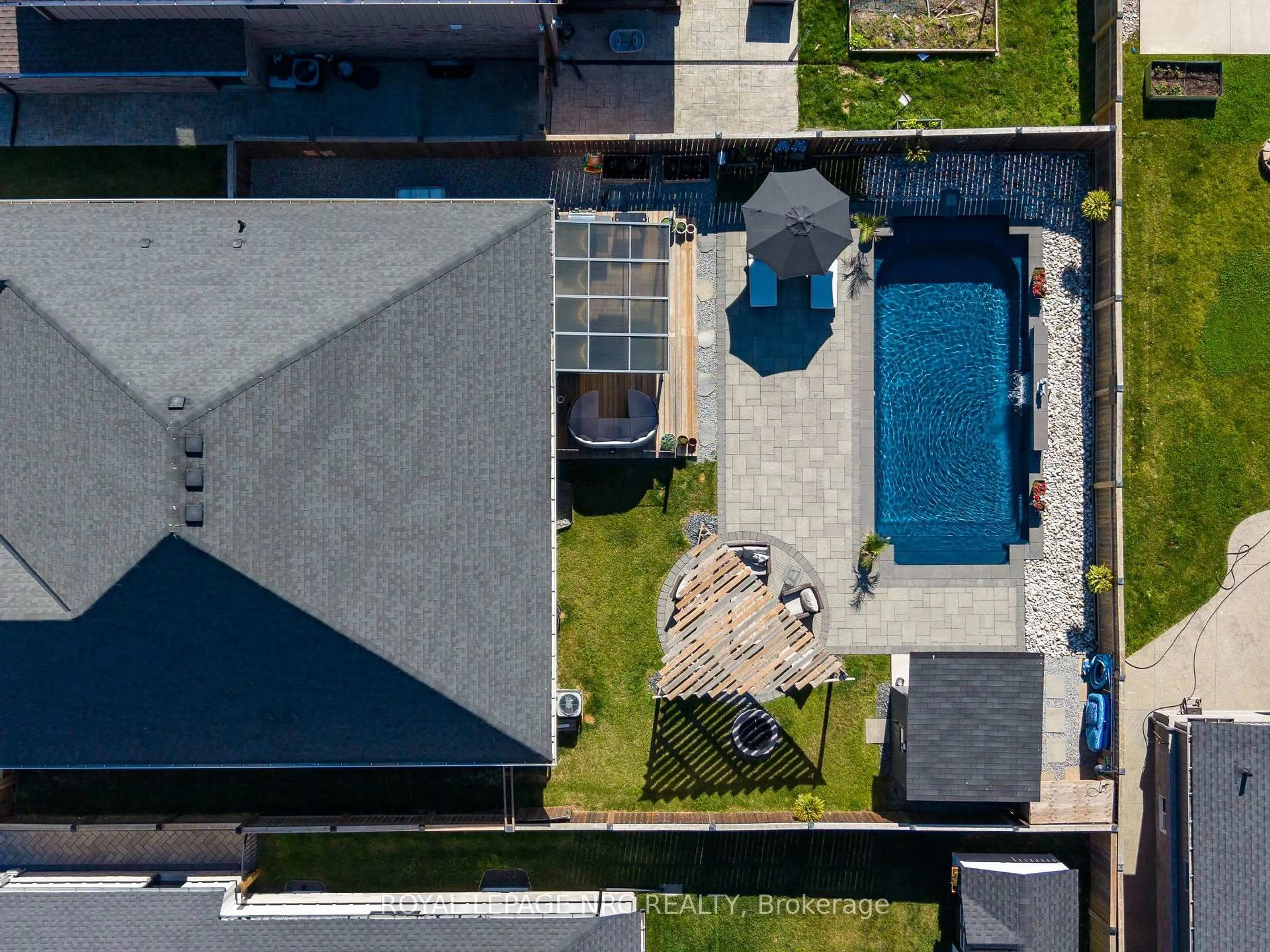 A pic from outside/outdoor area/front of a property/back of a property/a pic from drone, street for 2895 Arrowsmith Crt, Fort Erie Ontario L0S 1S0
