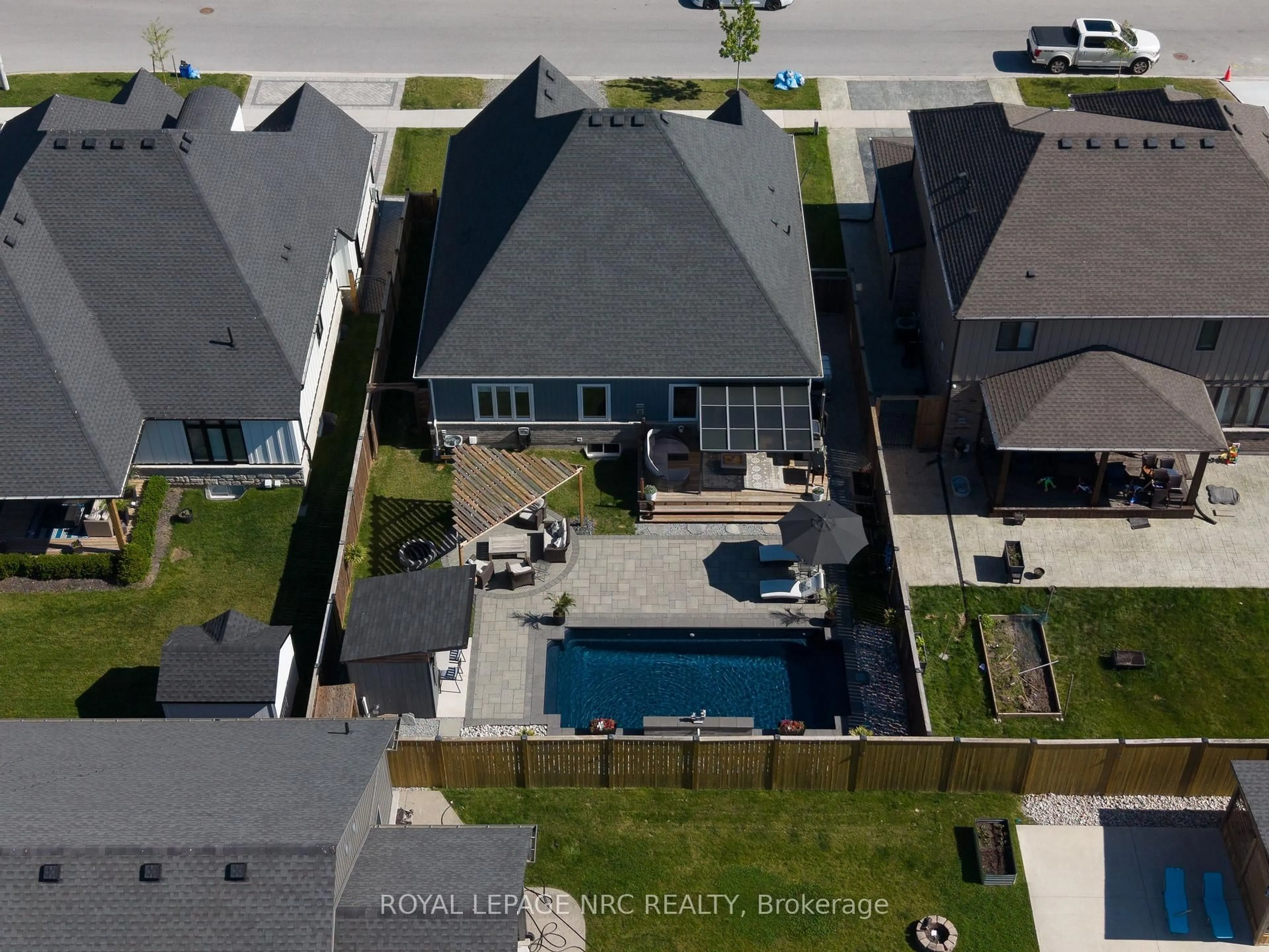 A pic from outside/outdoor area/front of a property/back of a property/a pic from drone, unknown for 2895 Arrowsmith Crt, Fort Erie Ontario L0S 1S0