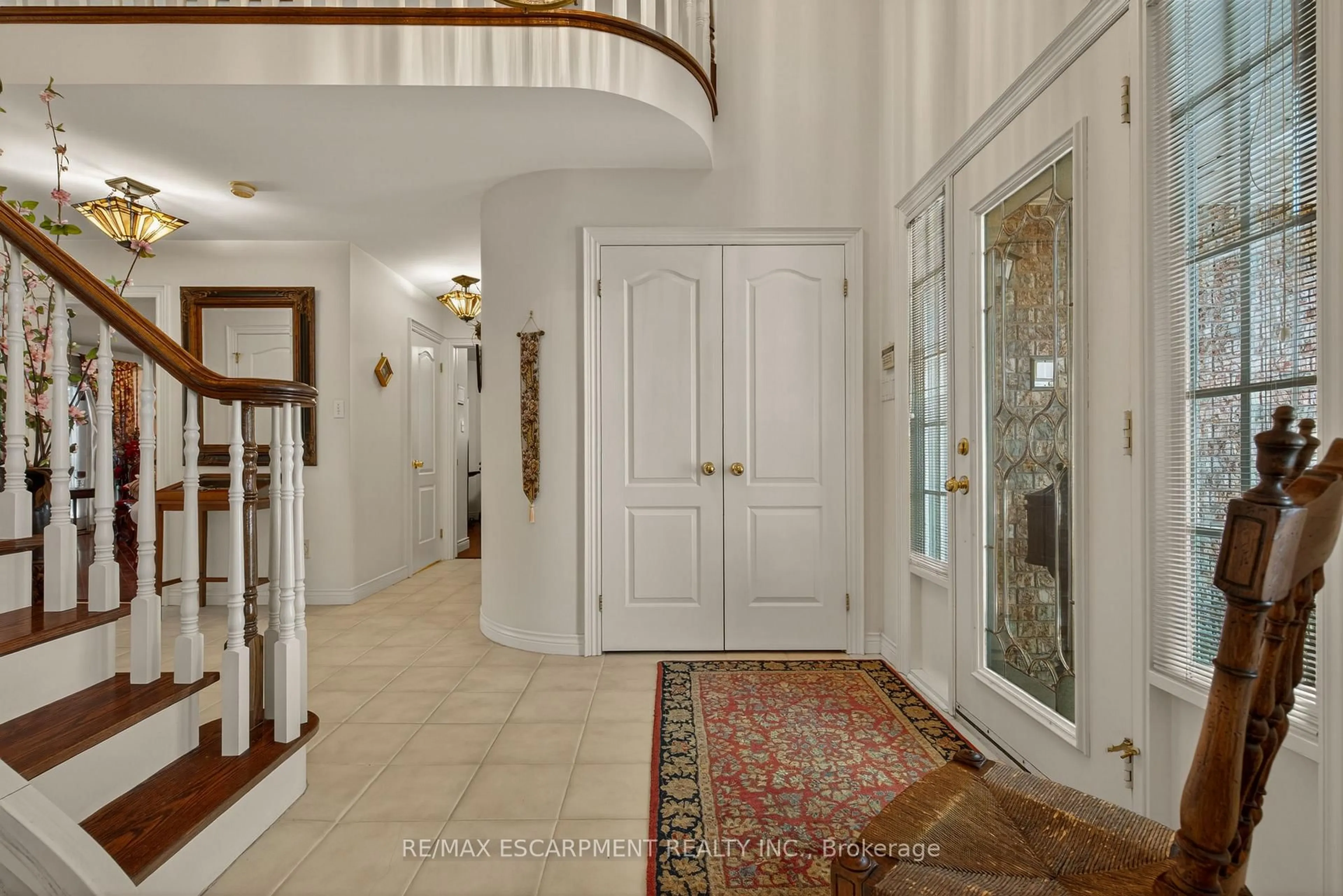 Indoor foyer for 21 Fern Ave, Hamilton Ontario L0R 2H0