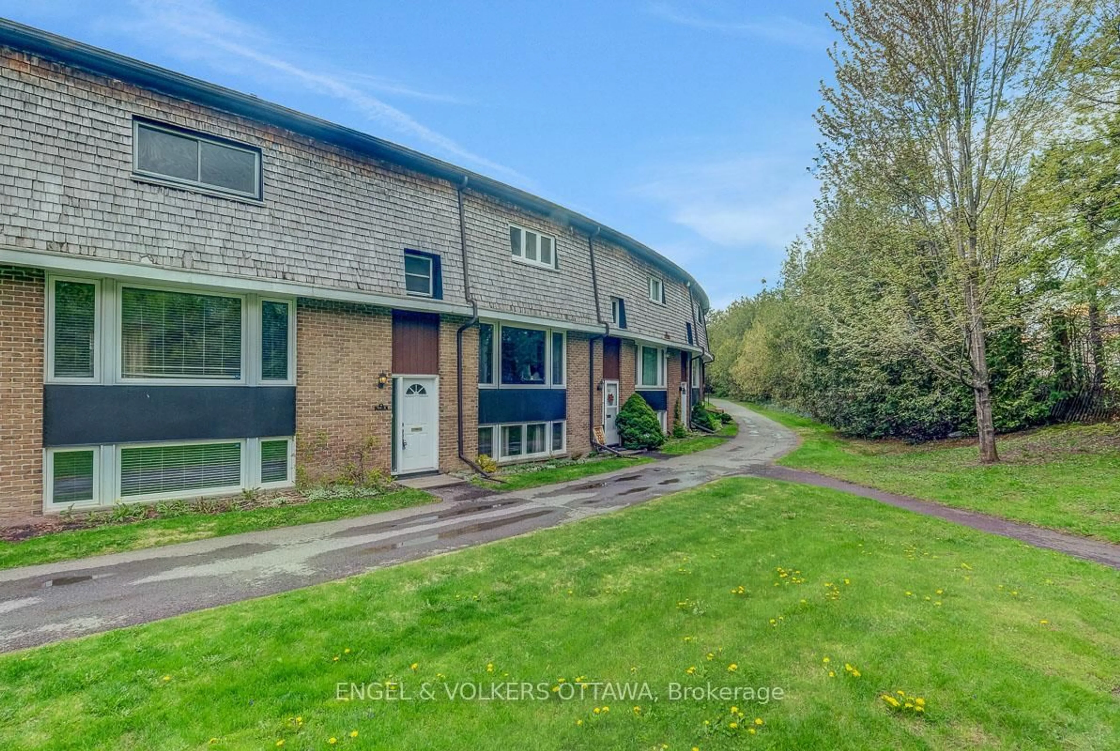 A pic from outside/outdoor area/front of a property/back of a property/a pic from drone, unknown for 765 Springland Dr #B, Ottawa Ontario K1V 6L9