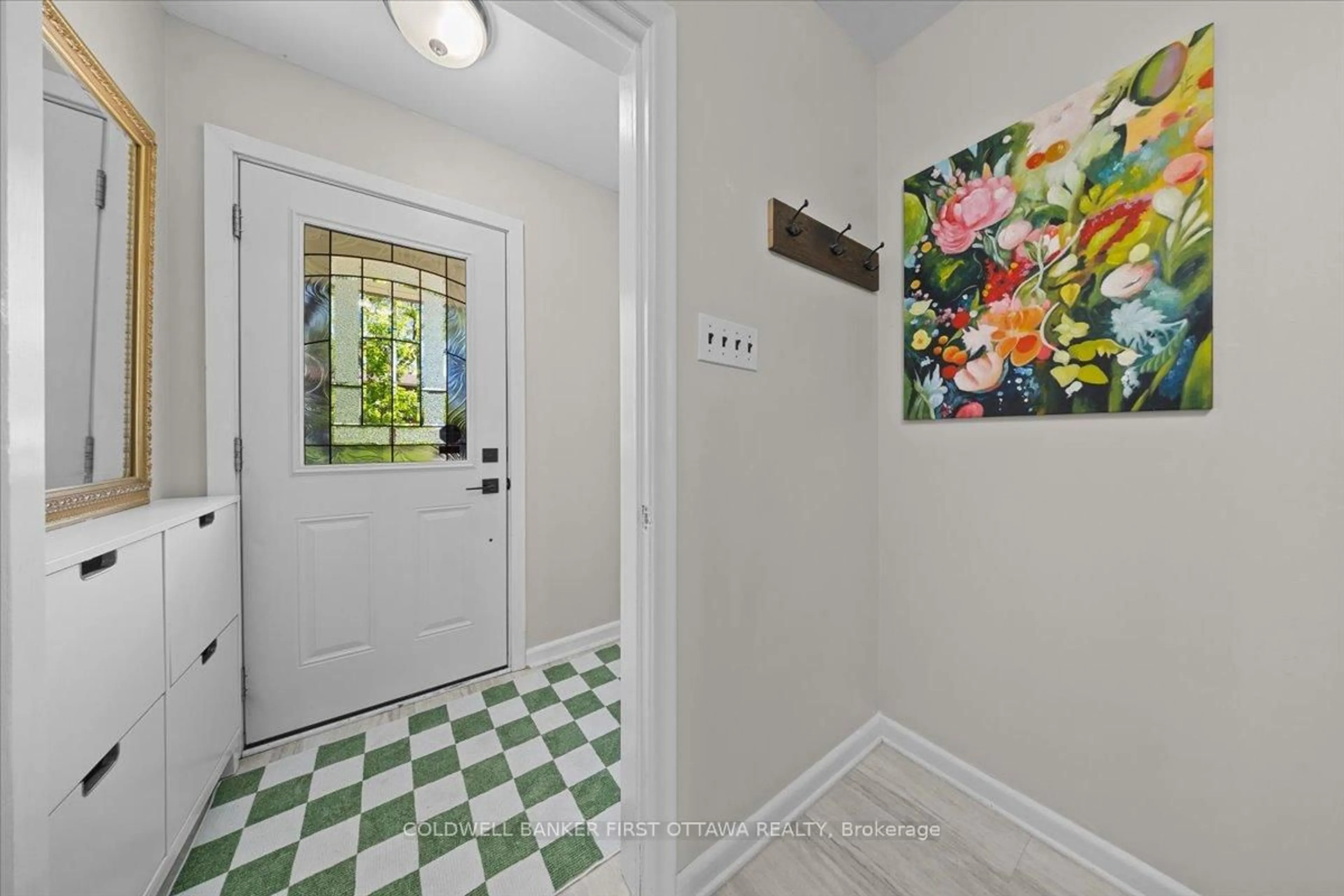 Indoor entryway for 998 Mossdale St, Ottawa Ontario K2B 5S7