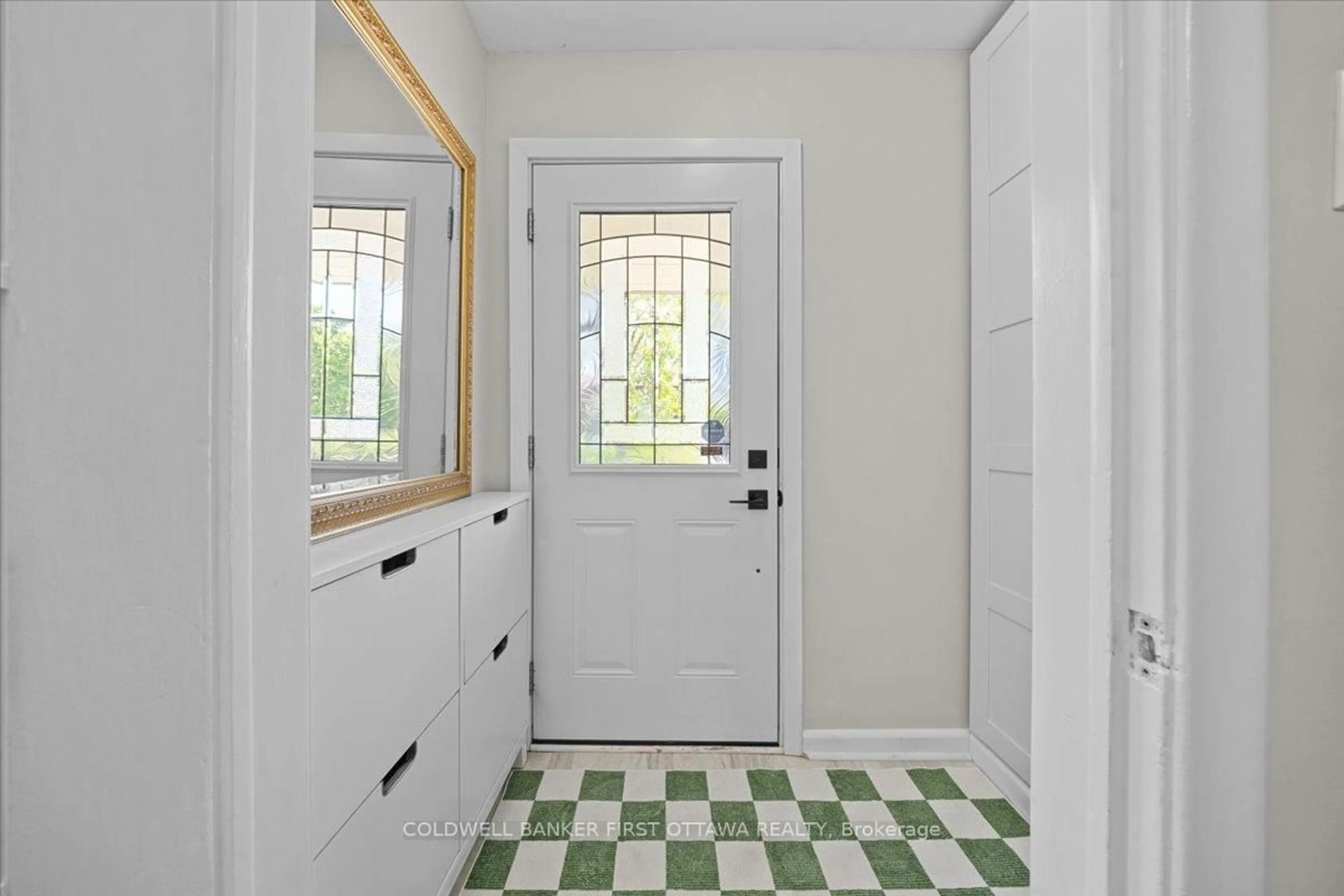Indoor entryway for 998 Mossdale St, Ottawa Ontario K2B 5S7