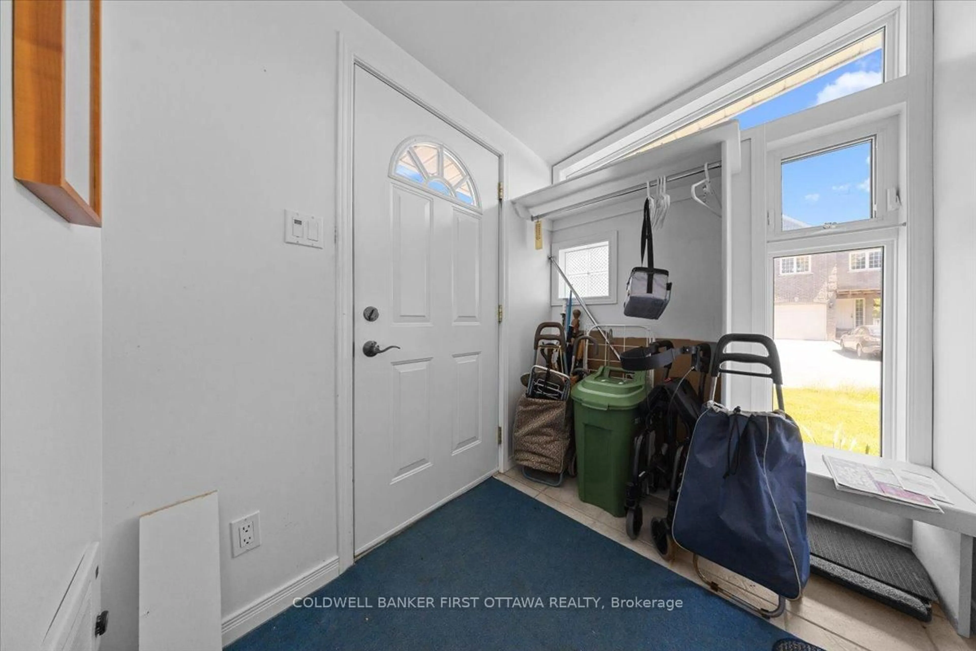Indoor entryway for 832 Ivanhoe Ave, Ottawa Ontario K2B 5S3