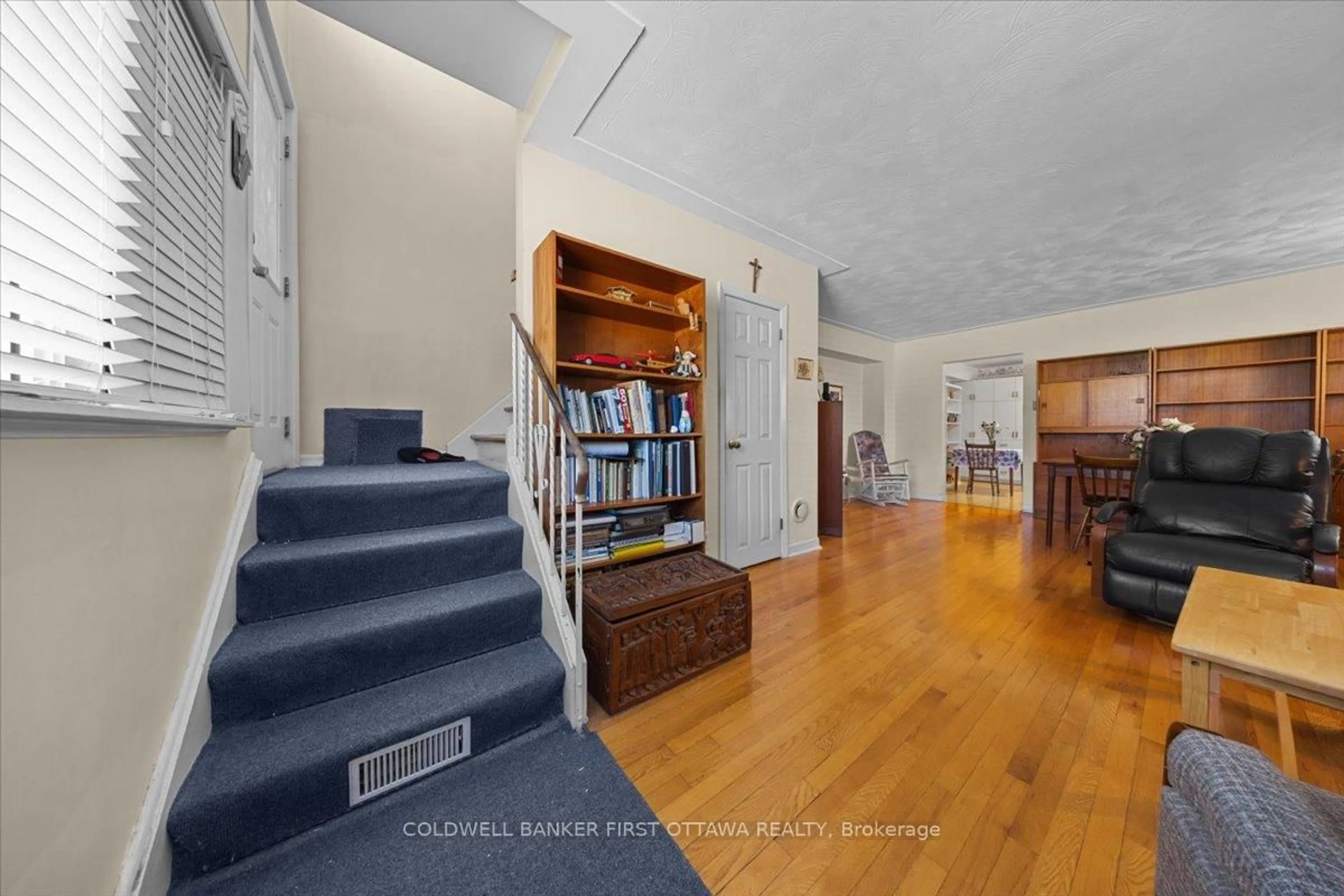 Indoor foyer for 832 Ivanhoe Ave, Ottawa Ontario K2B 5S3
