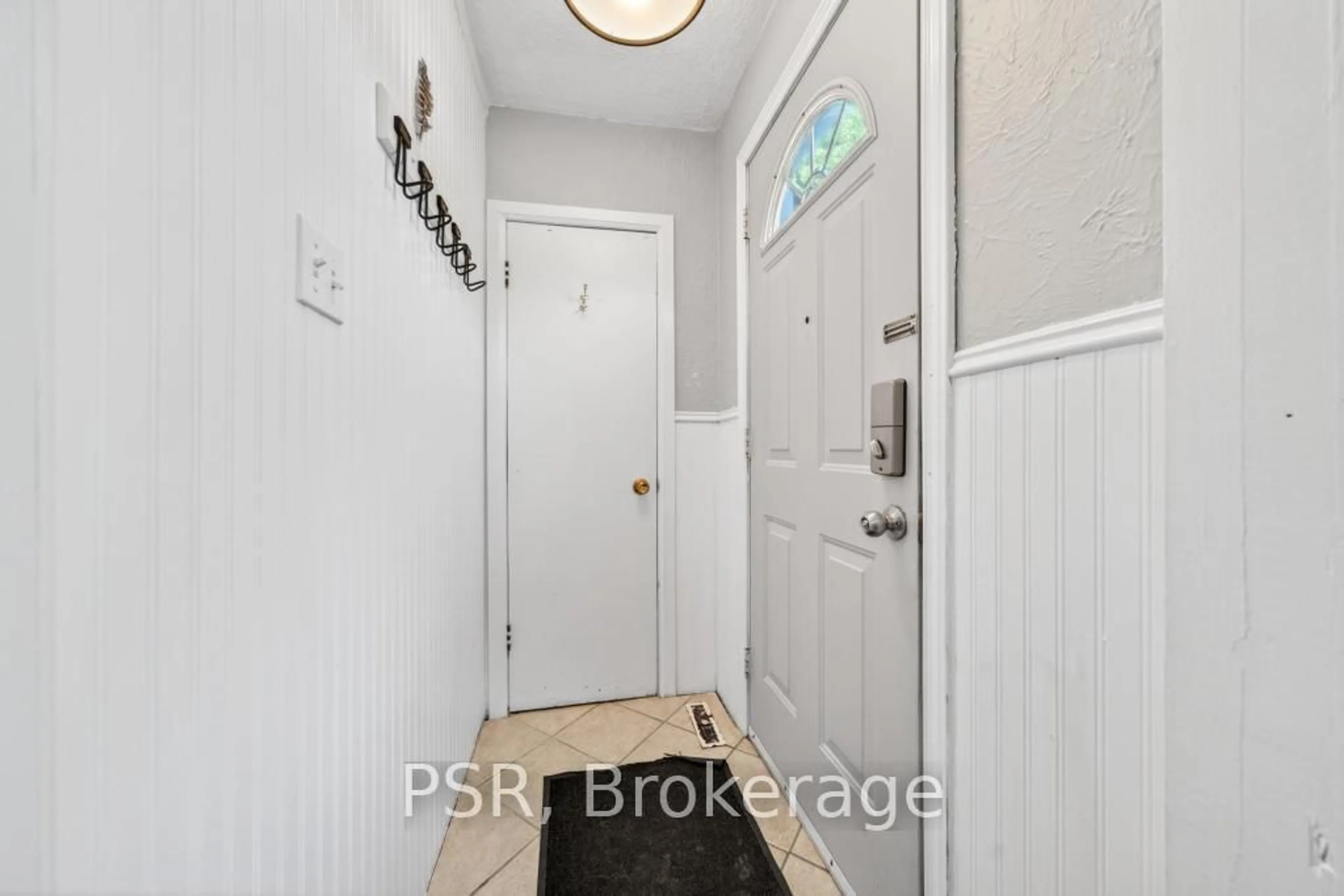Indoor entryway for 420 Upper Gage Ave, Hamilton Ontario L8V 4H9