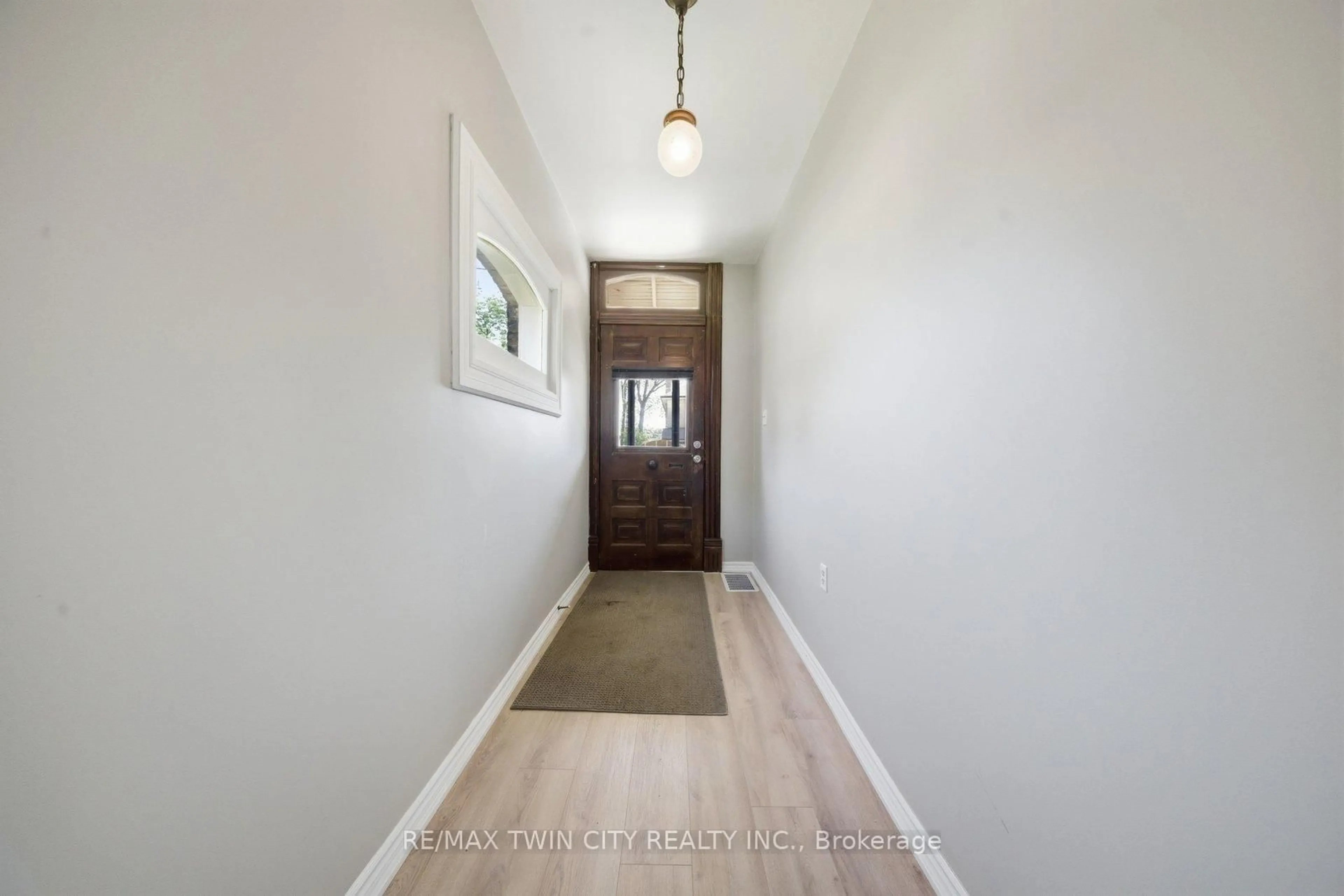 Indoor entryway for 76 Brock St, Brantford Ontario N3S 5V2