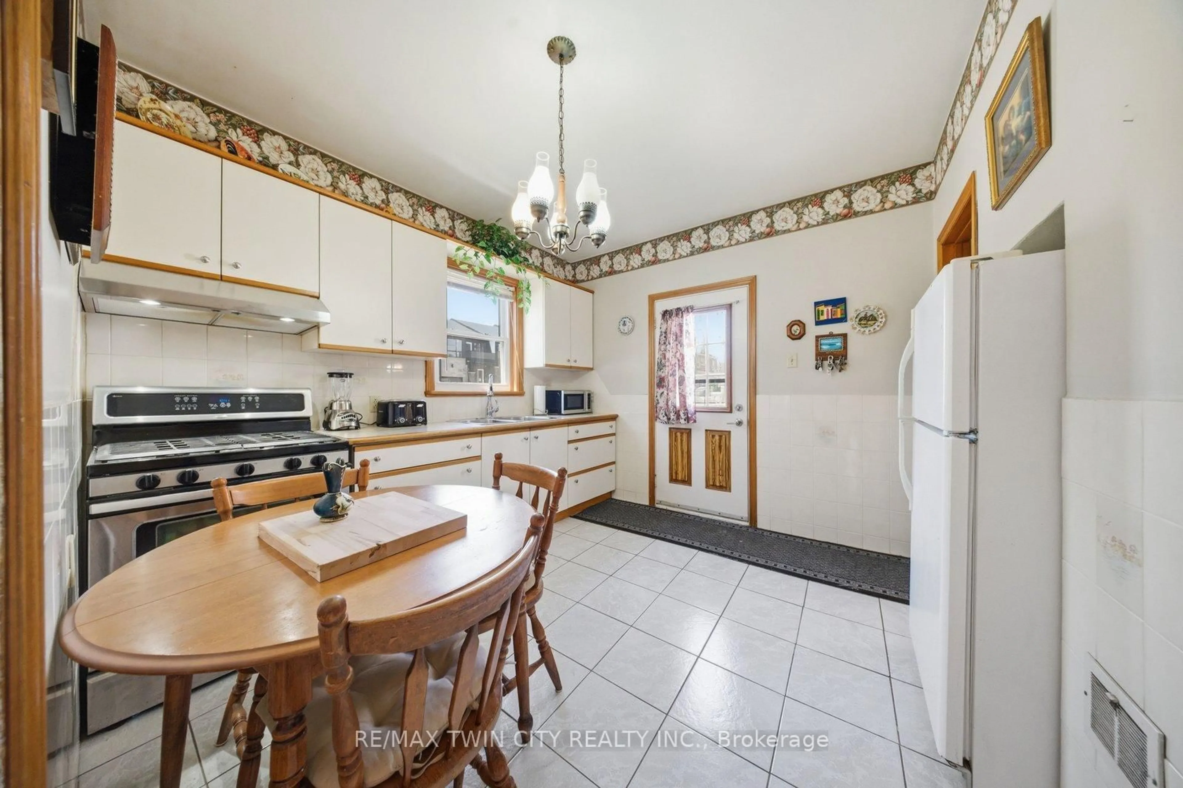 Standard kitchen, ceramic/tile floor for 76 Brock St, Brantford Ontario N3S 5V2