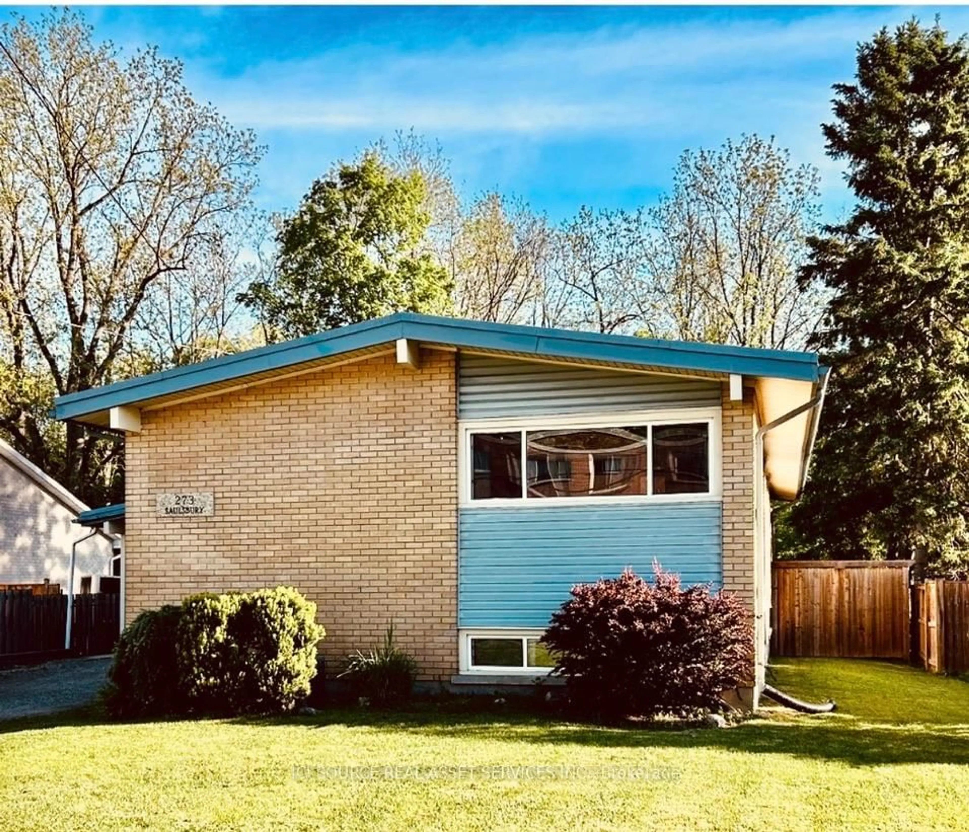 Home with vinyl exterior material, street for 273 Saulsbury St, Strathroy-Caradoc Ontario N7G 2B1