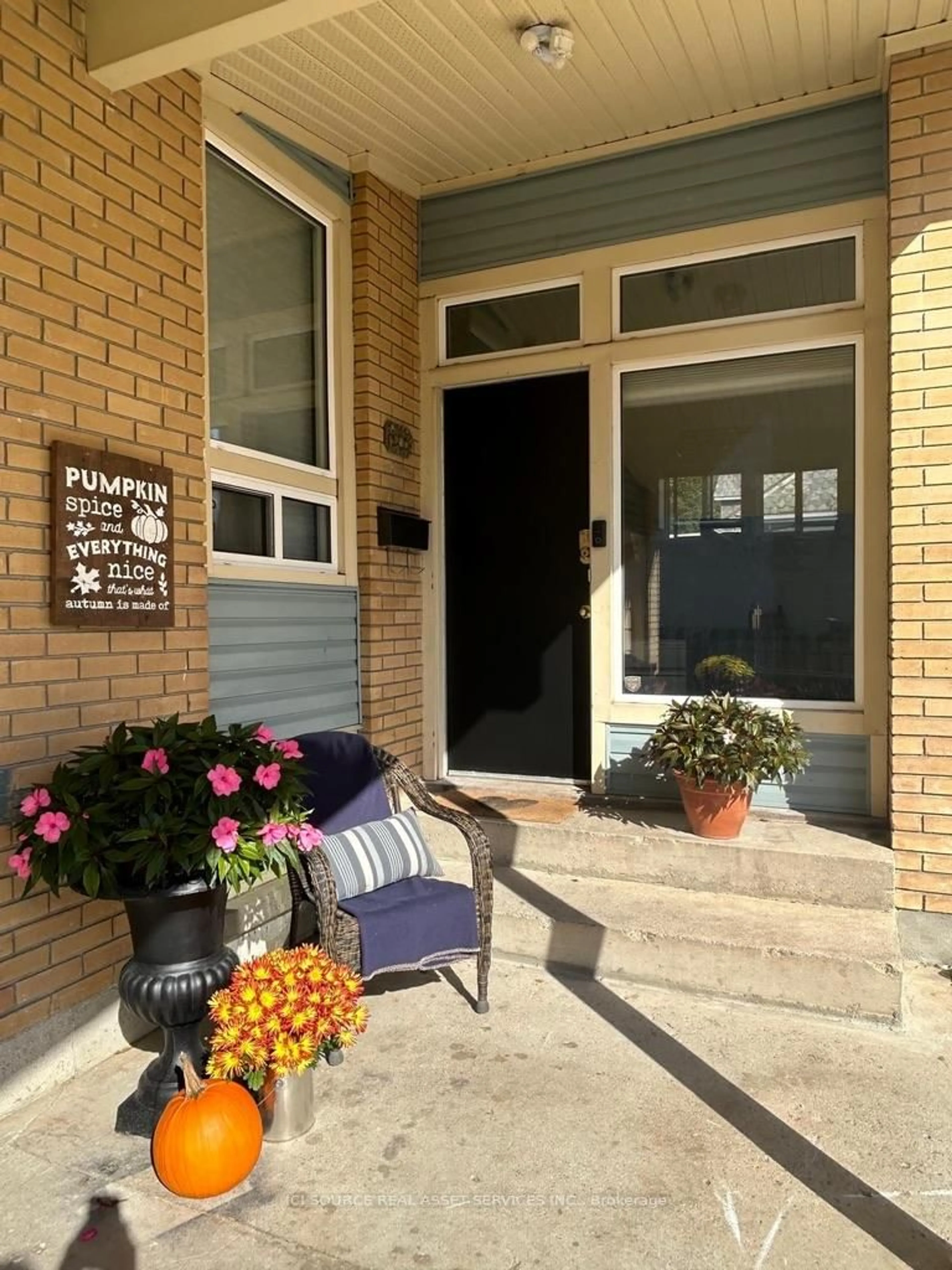Indoor entryway for 273 Saulsbury St, Strathroy-Caradoc Ontario N7G 2B1
