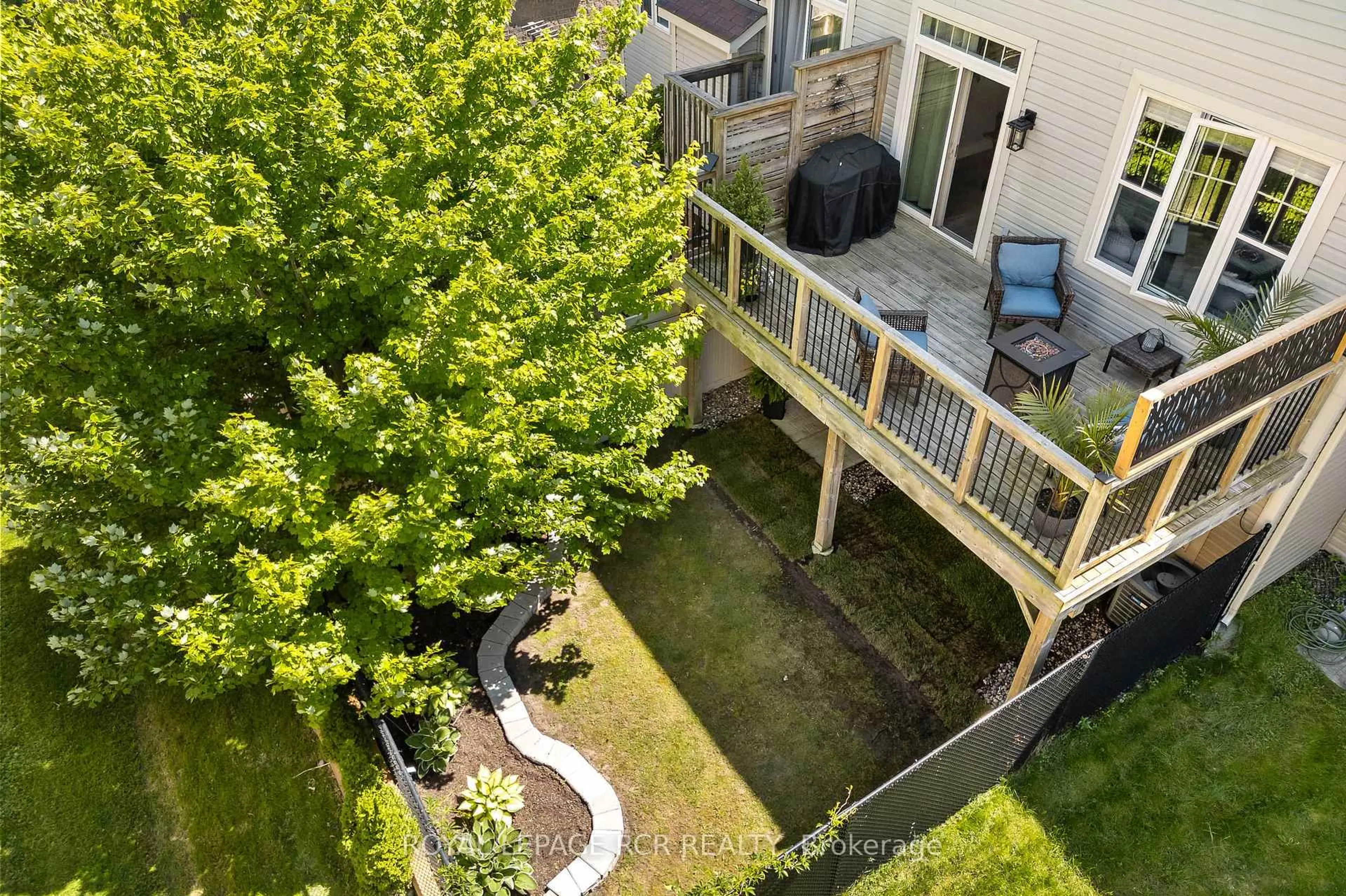A pic from outside/outdoor area/front of a property/back of a property/a pic from drone, unknown for 77 Cathedral Crt, Hamilton Ontario L8B 0S1