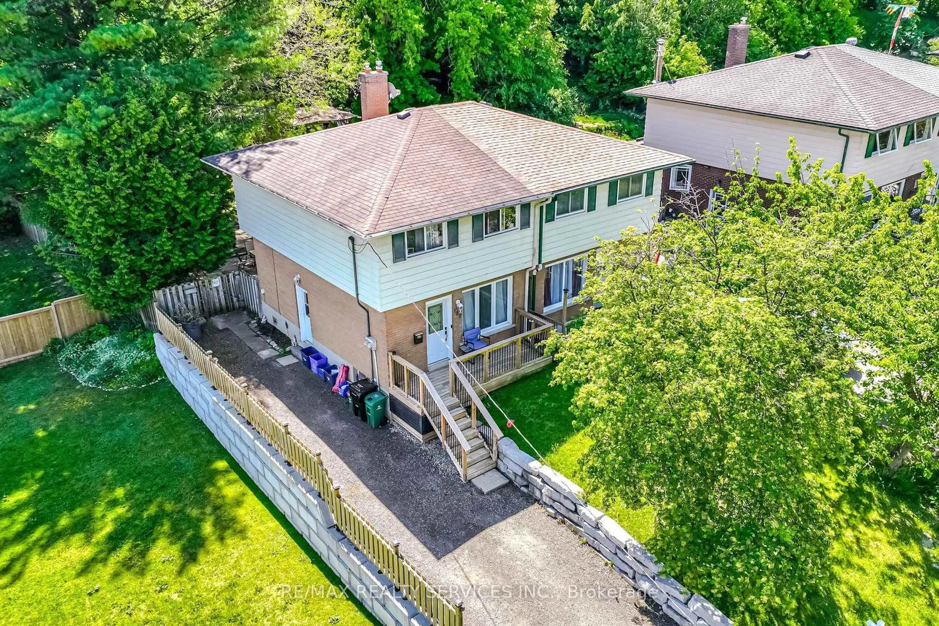 A pic from outside/outdoor area/front of a property/back of a property/a pic from drone, street for 188 Edward St, Cambridge Ontario N3C 1K5