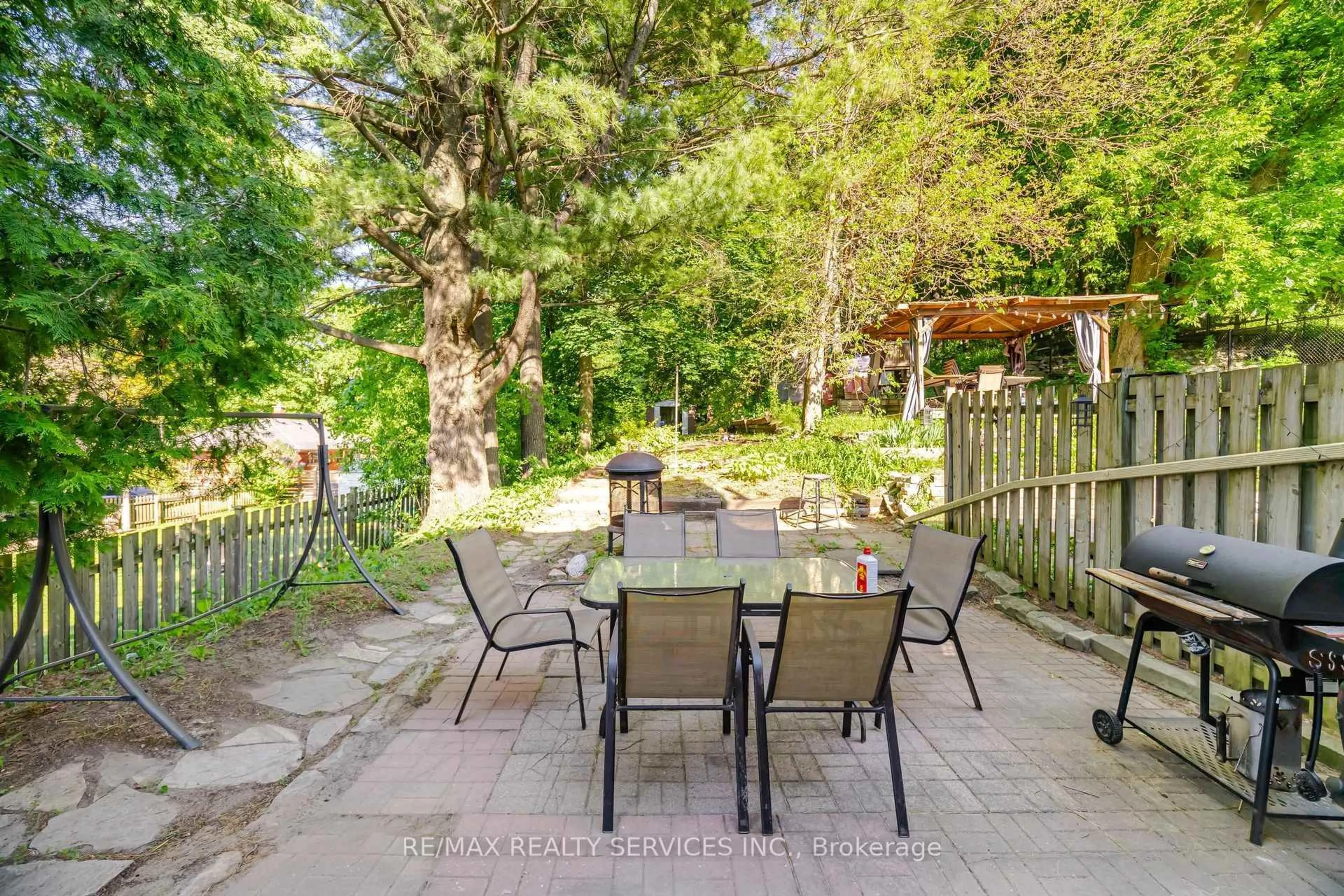 Patio, street for 188 Edward St, Cambridge Ontario N3C 1K5