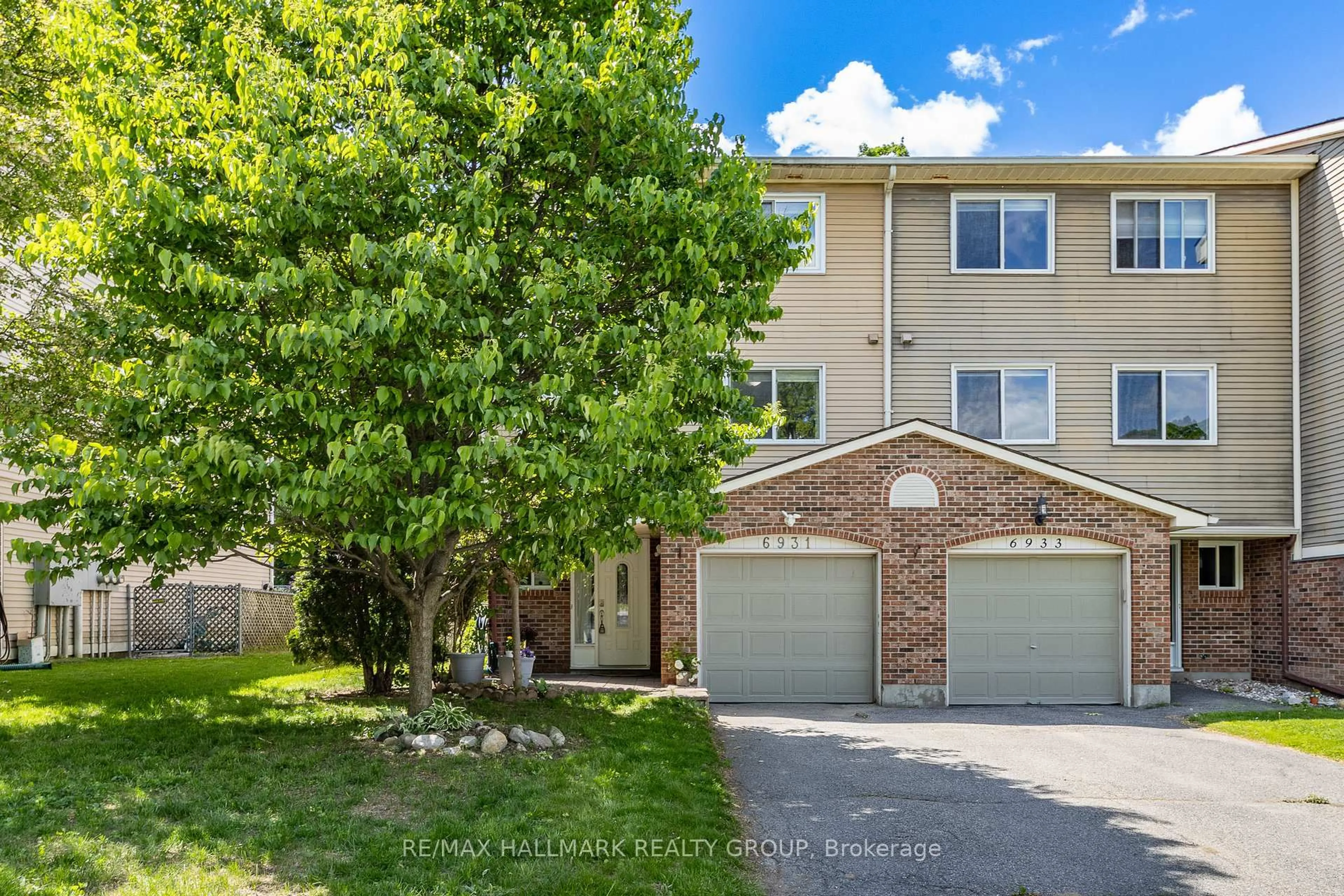 A pic from outside/outdoor area/front of a property/back of a property/a pic from drone, street for 6931 Du Bois Ave, Ottawa Ontario K1C 5L4