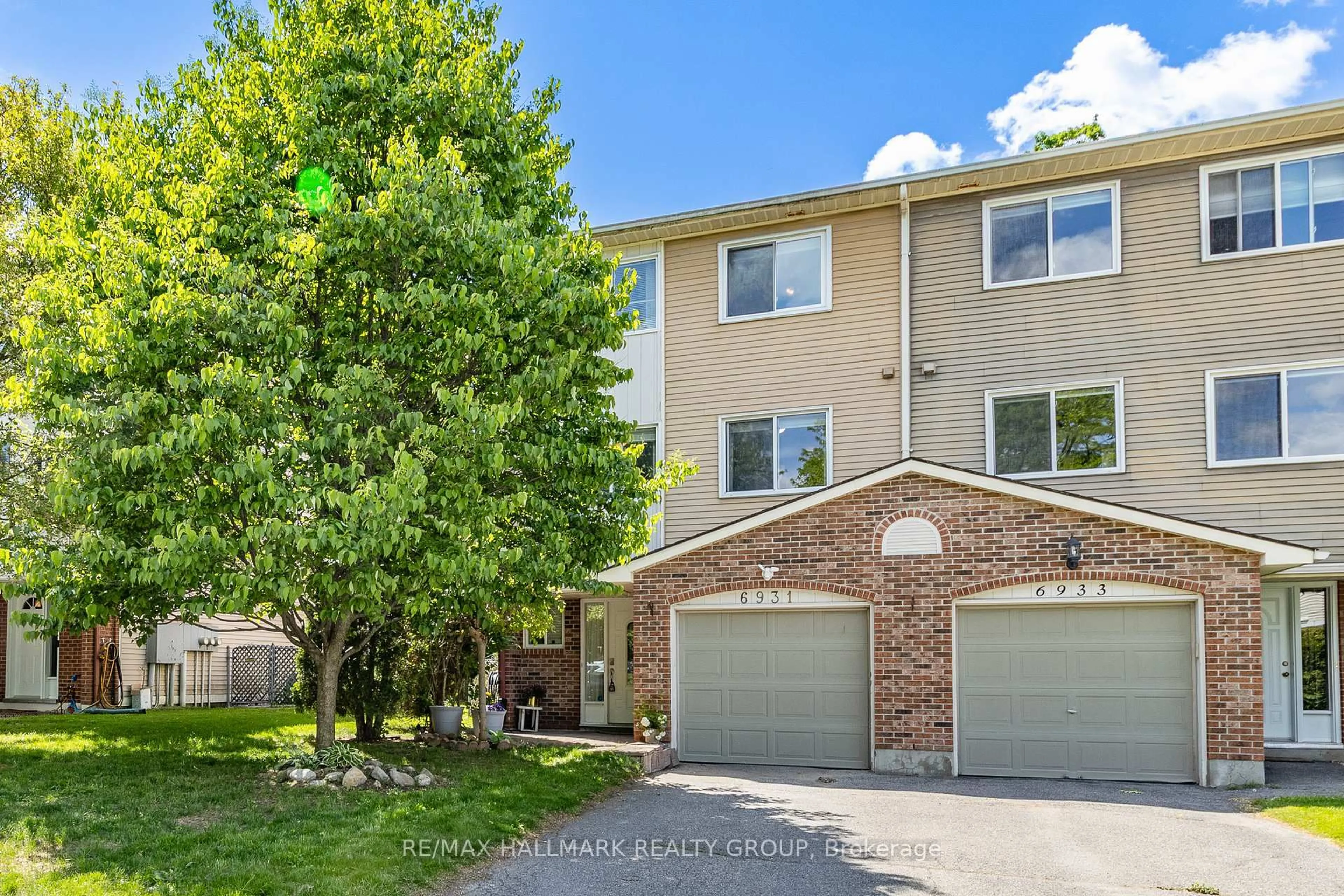 A pic from outside/outdoor area/front of a property/back of a property/a pic from drone, street for 6931 Du Bois Ave, Ottawa Ontario K1C 5L4