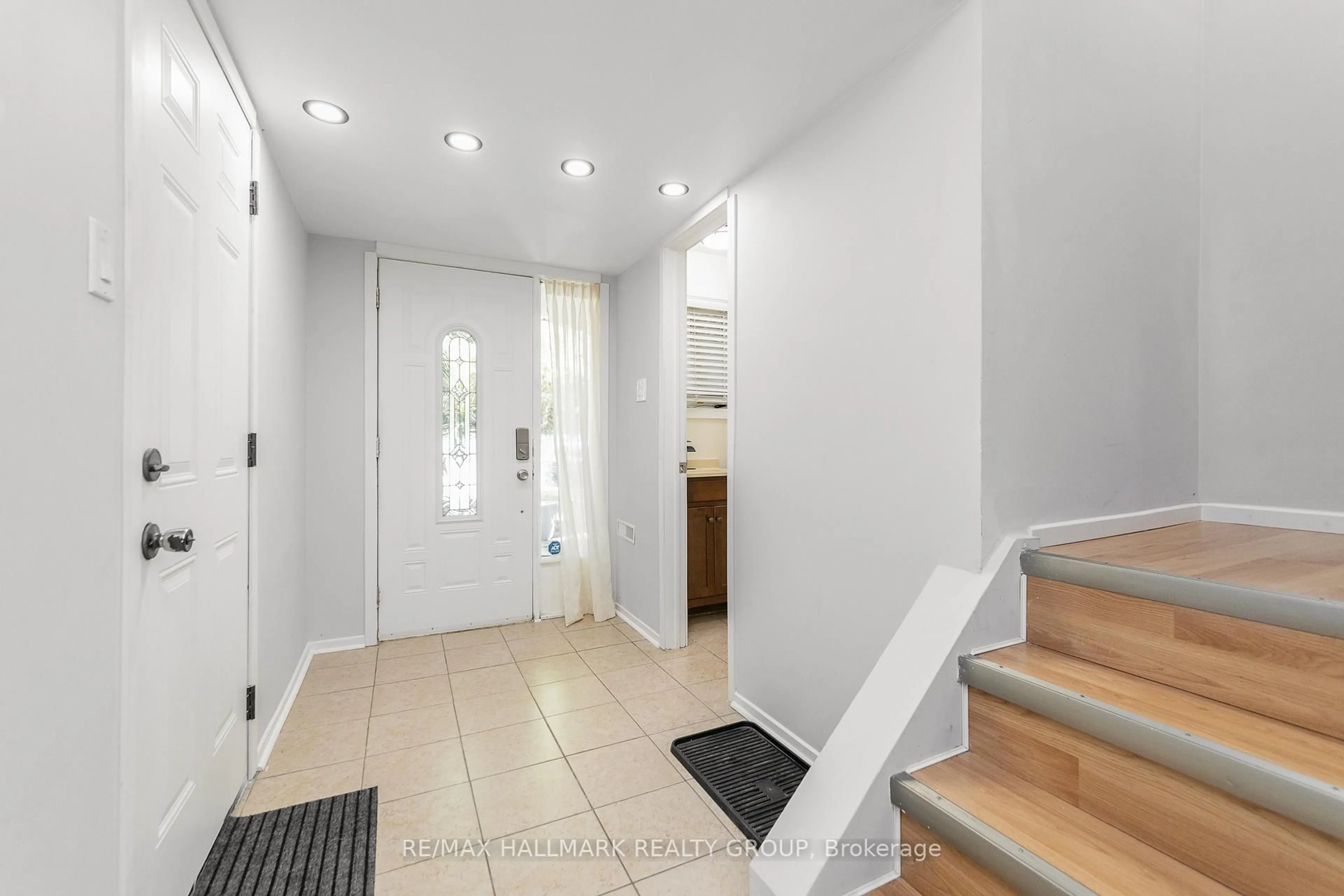 Indoor entryway for 6931 Du Bois Ave, Ottawa Ontario K1C 5L4