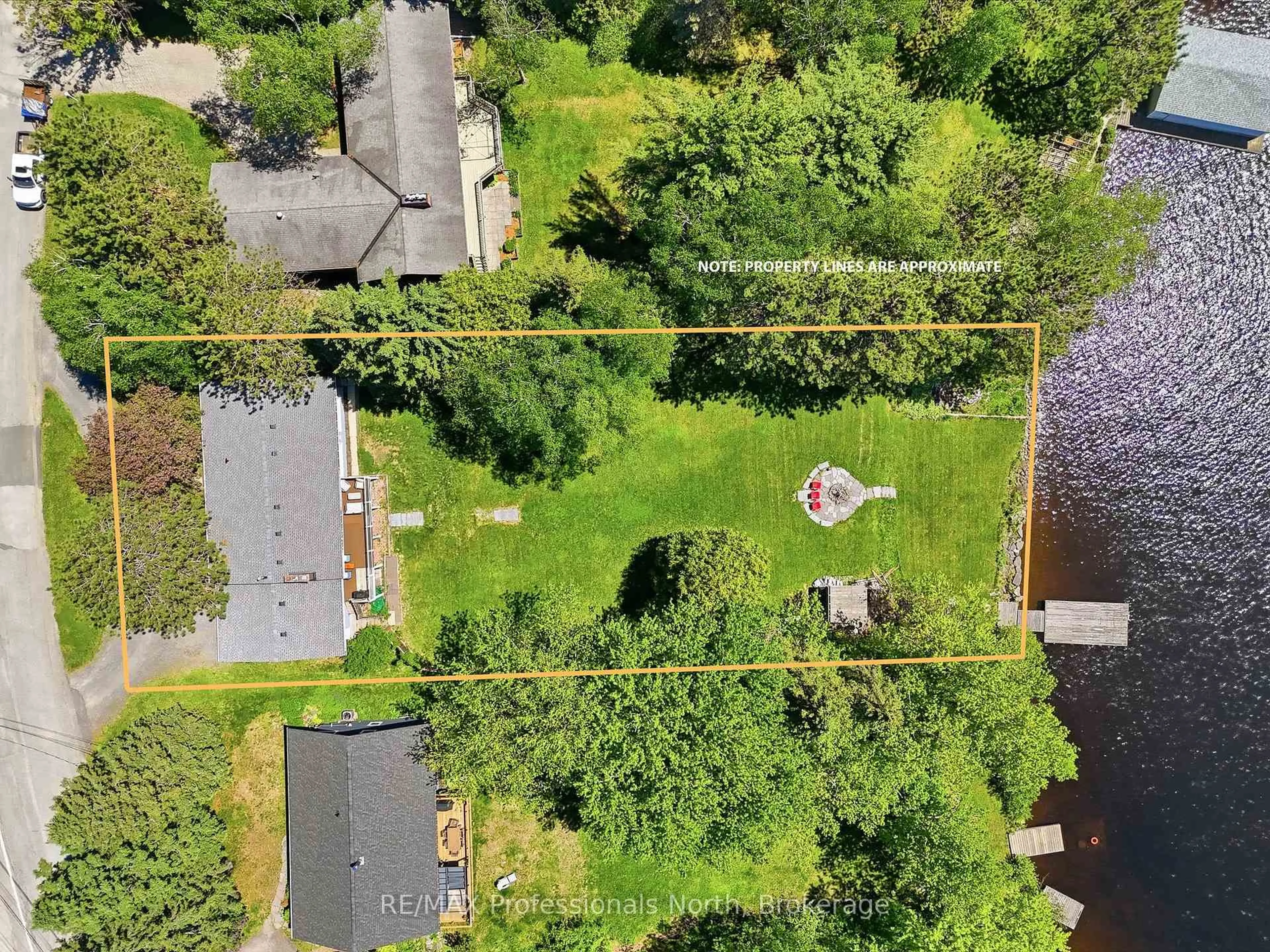 A pic from outside/outdoor area/front of a property/back of a property/a pic from drone, unknown for 155 Hunters Bay Dr, Huntsville Ontario P1H 1M9