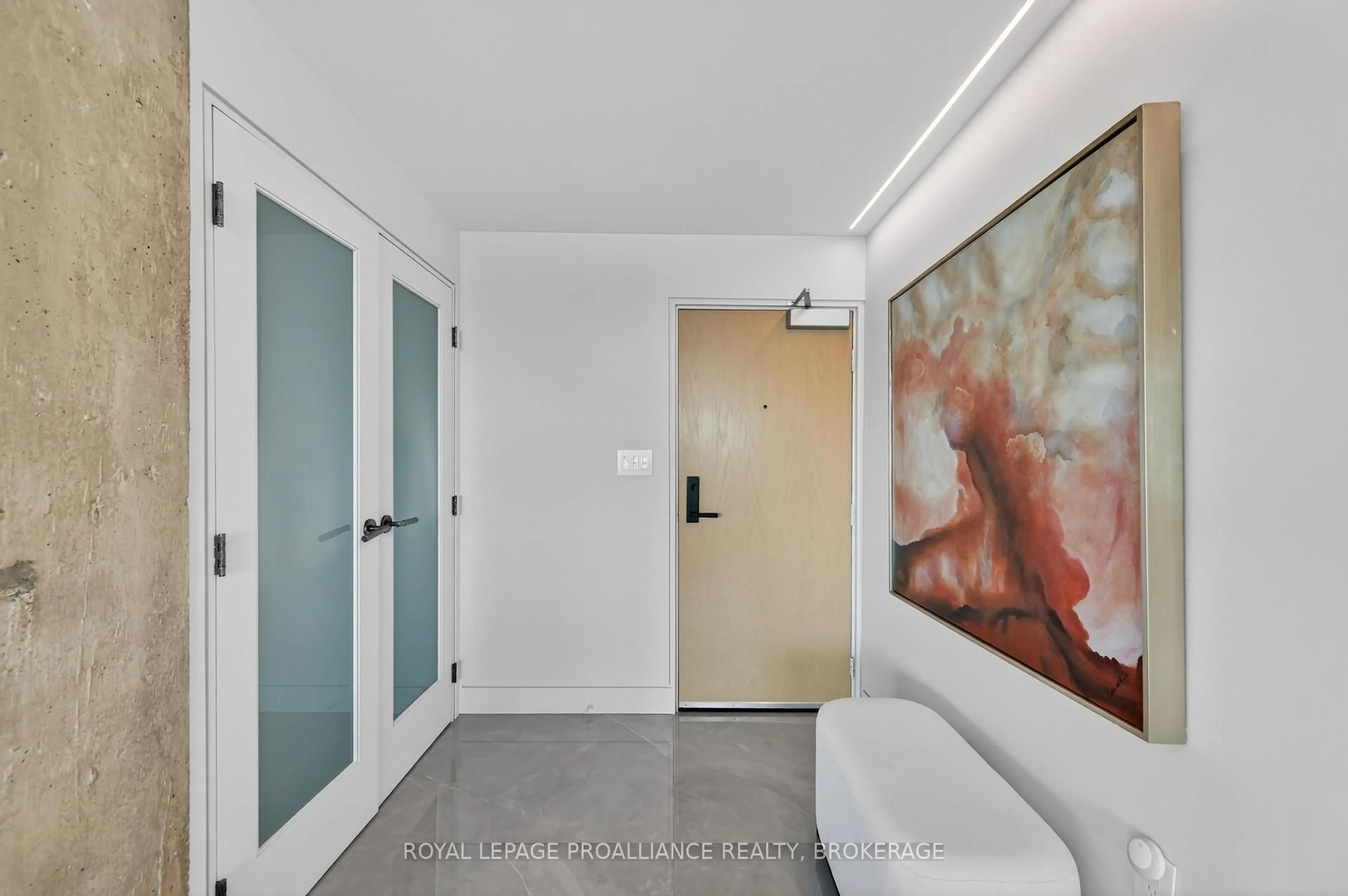 Indoor foyer for 165 Ontario St #505, Kingston Ontario K7L 2Y6