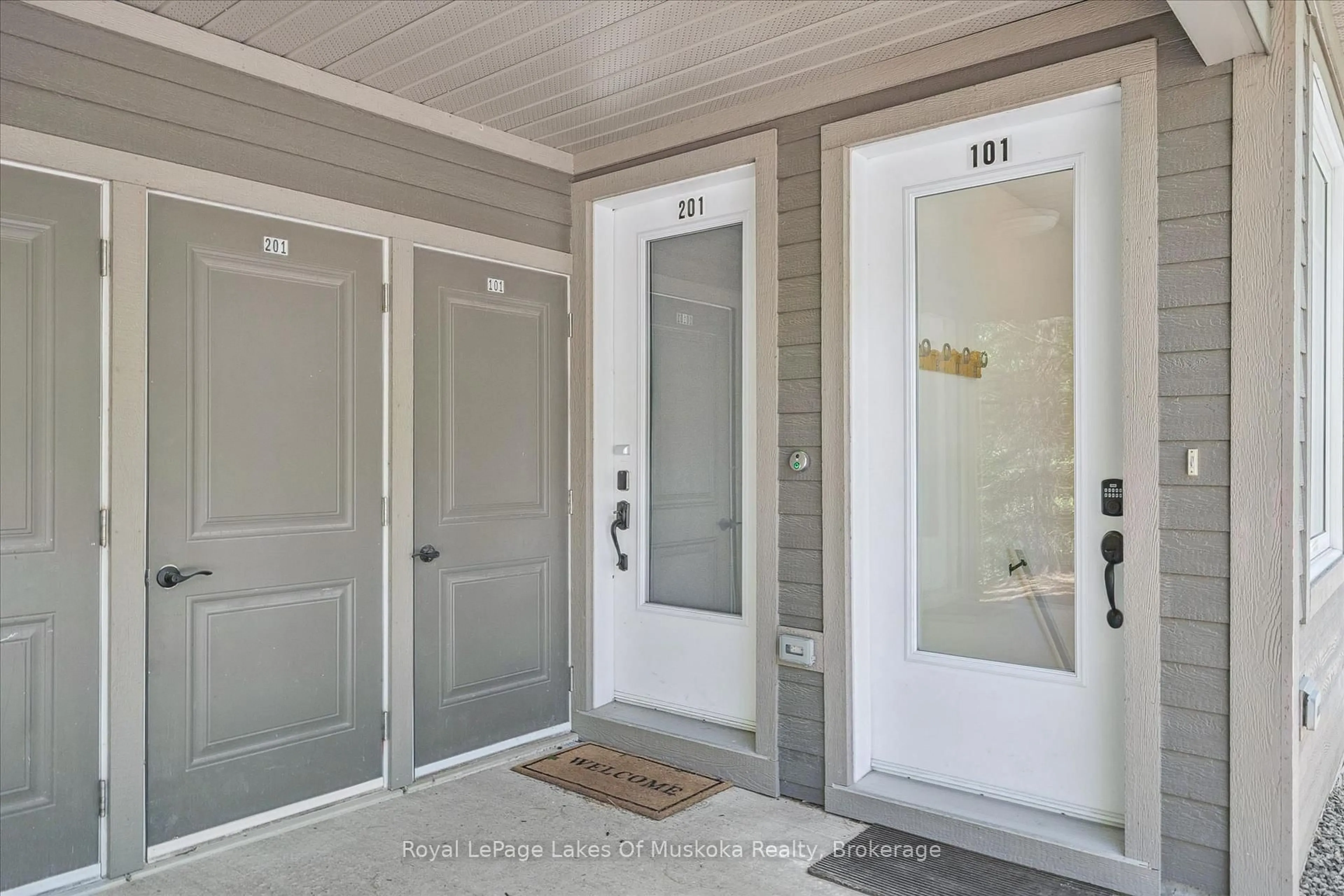 Indoor entryway for 1 Tree Tops Lane #101, Huntsville Ontario P1H 1A9