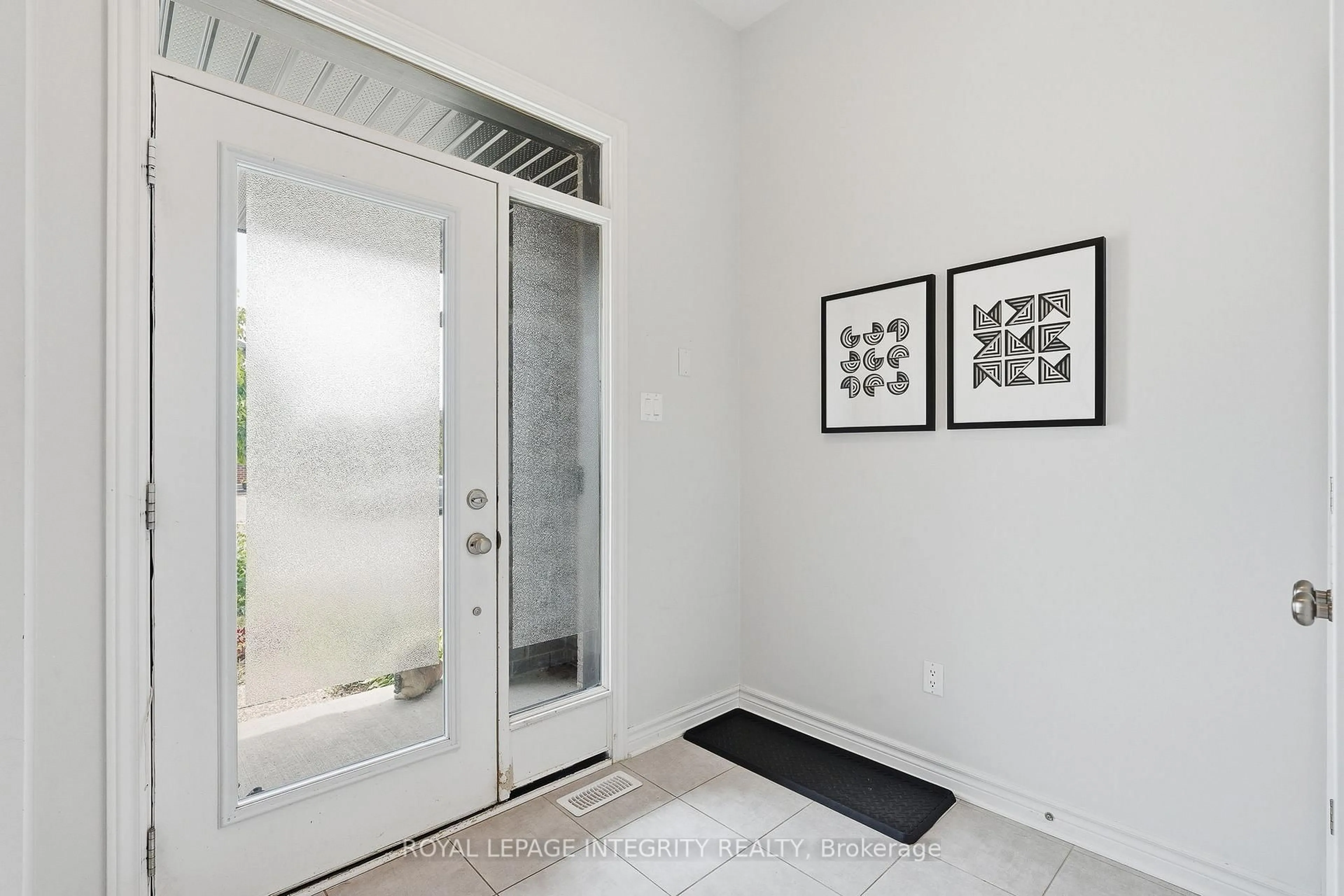 Indoor entryway for 51 Bergschrund Walk, Ottawa Ontario K1W 0P9