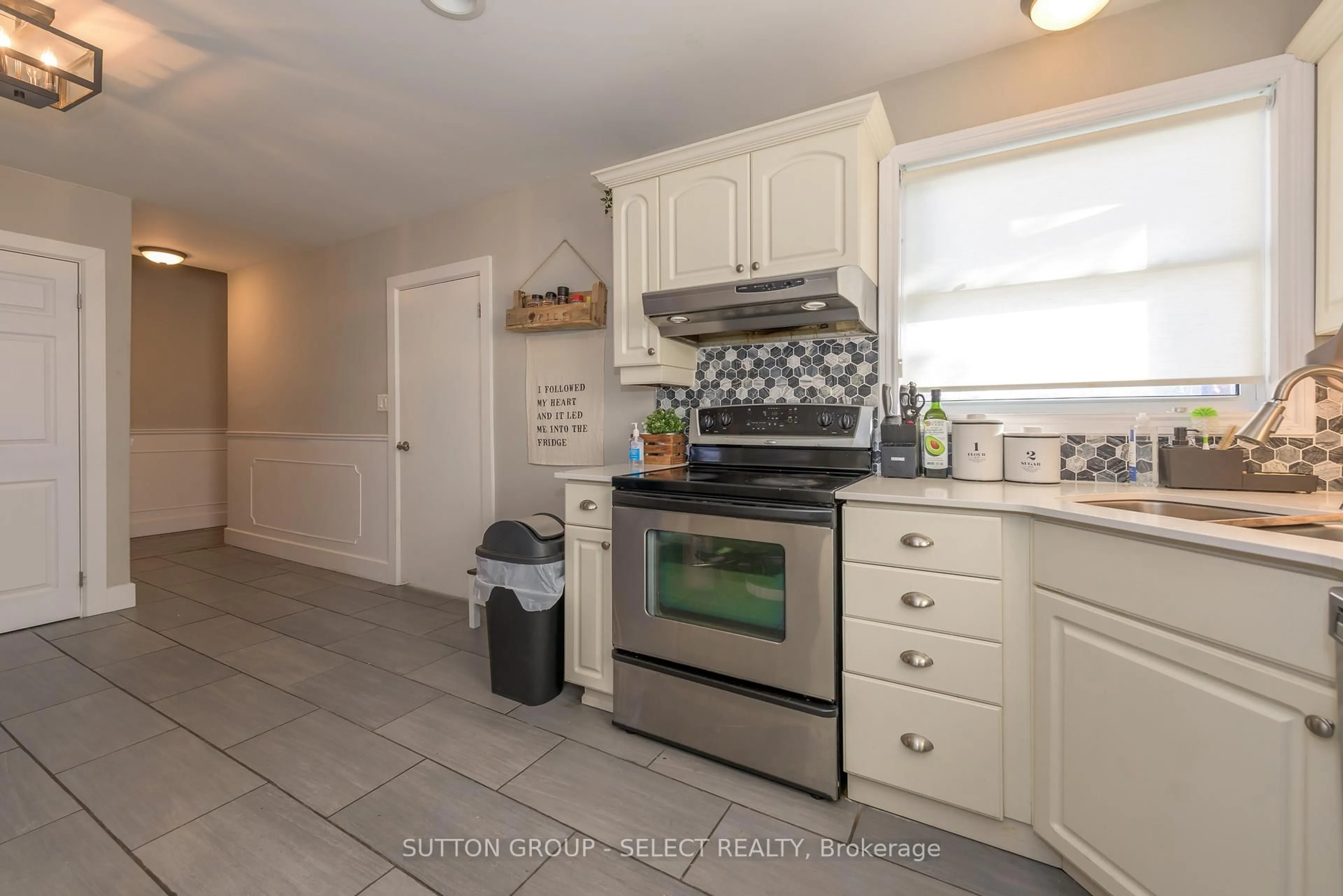 Standard kitchen, ceramic/tile floor for 1566 Nairn Ave, London East Ontario N5V 2P2
