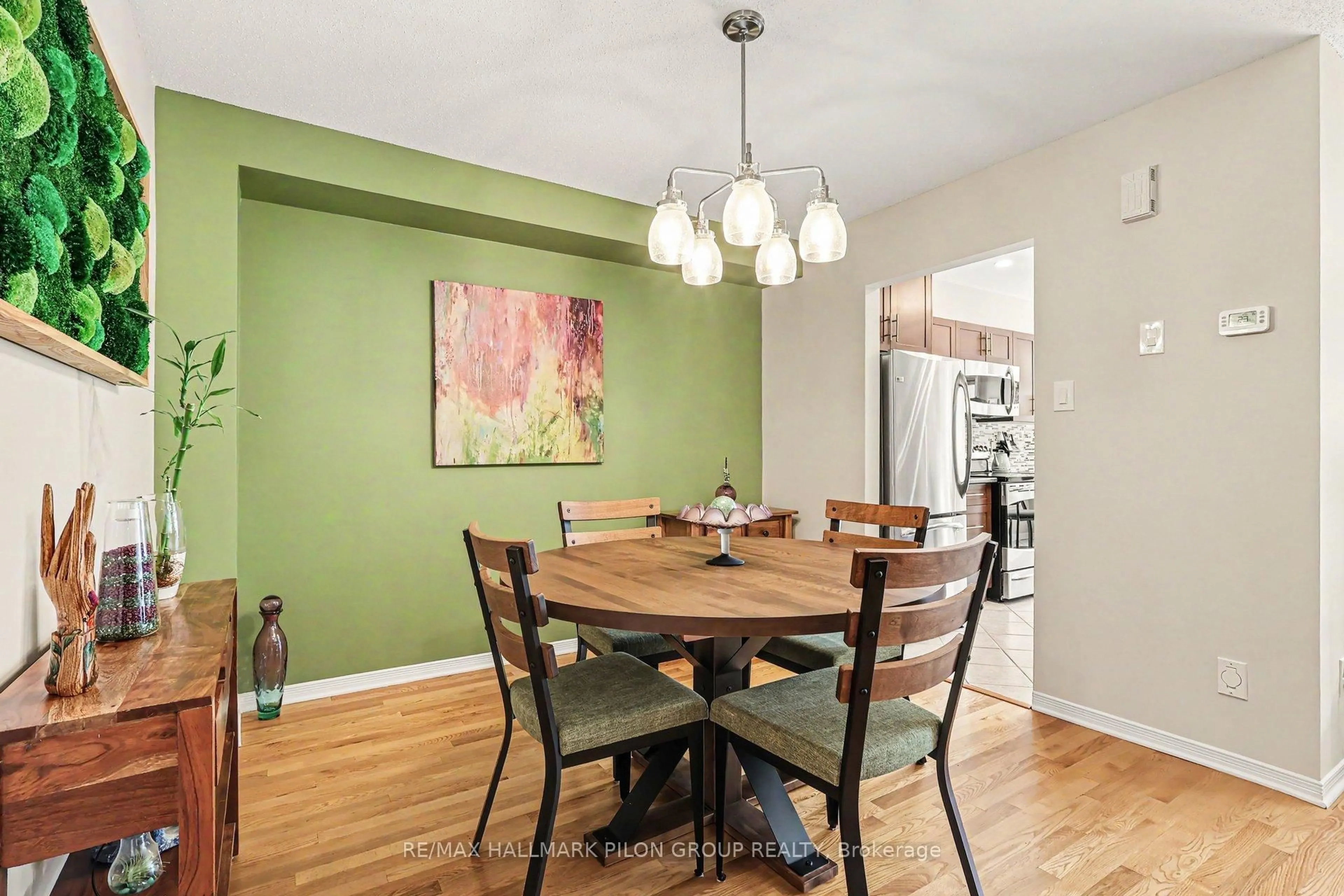 Dining room, wood/laminate floor for 510 Wincanton Dr, Ottawa Ontario K4A 3Y2