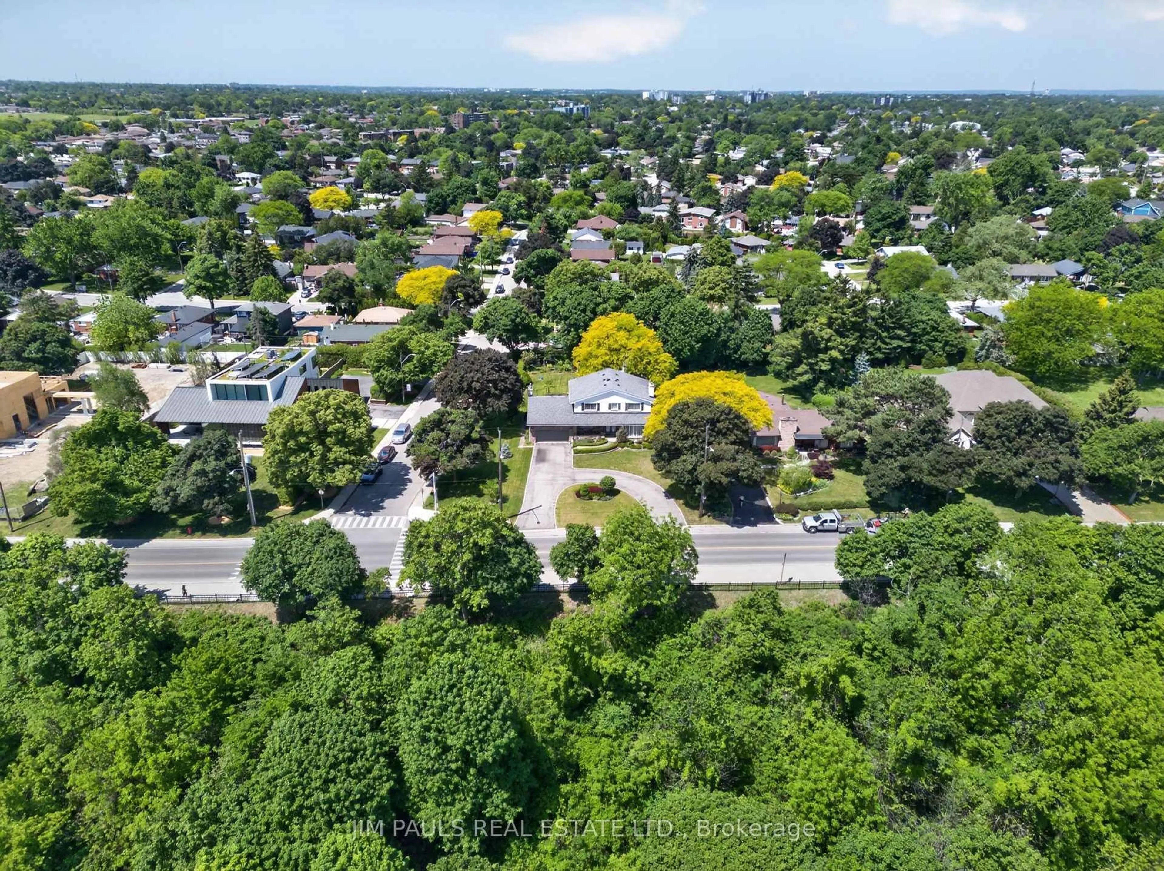 A pic from outside/outdoor area/front of a property/back of a property/a pic from drone, street for 564 Mountain Brow Blvd, Hamilton Ontario L8T 1A9