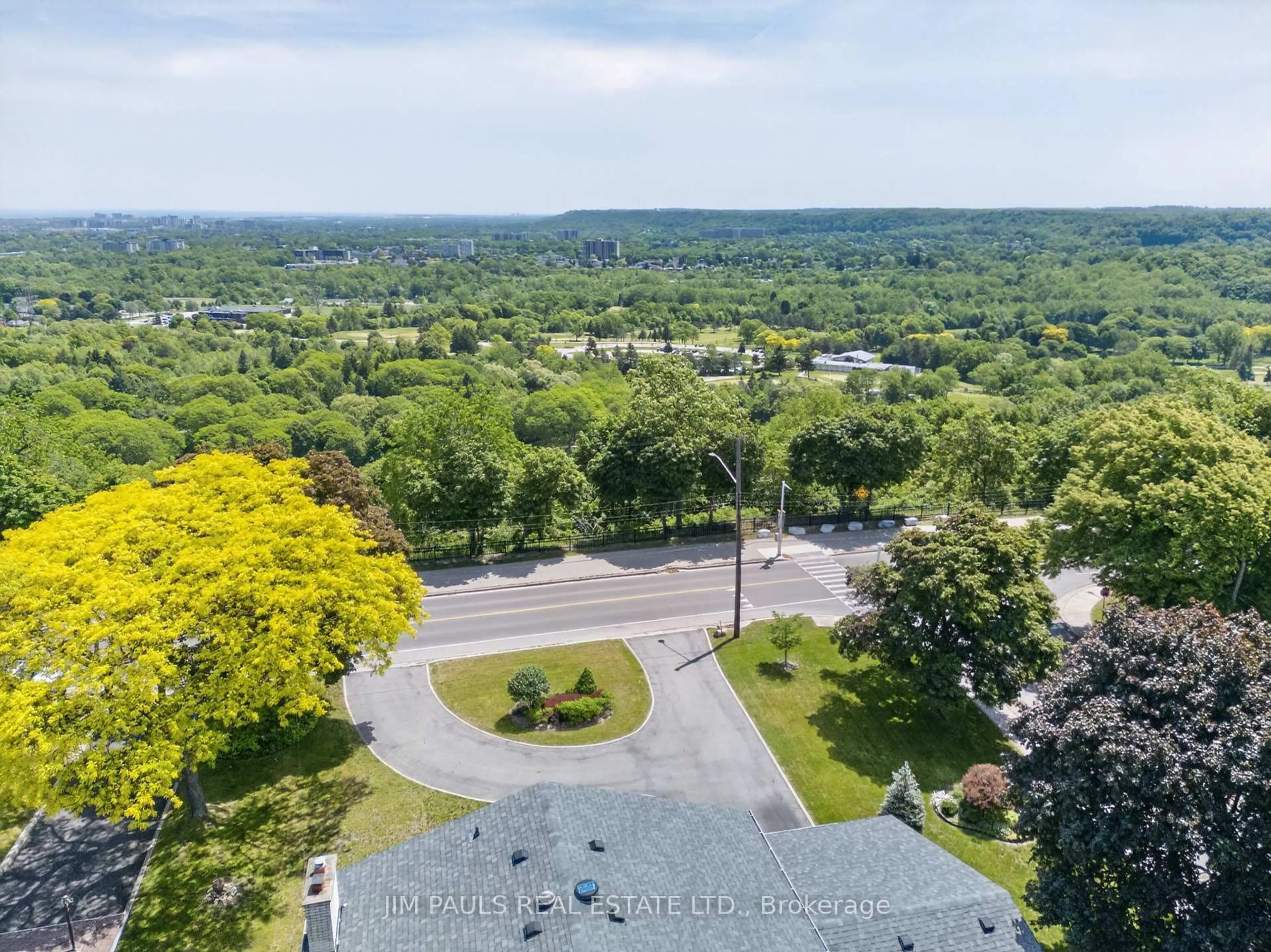 A pic from outside/outdoor area/front of a property/back of a property/a pic from drone, unknown for 564 Mountain Brow Blvd, Hamilton Ontario L8T 1A9