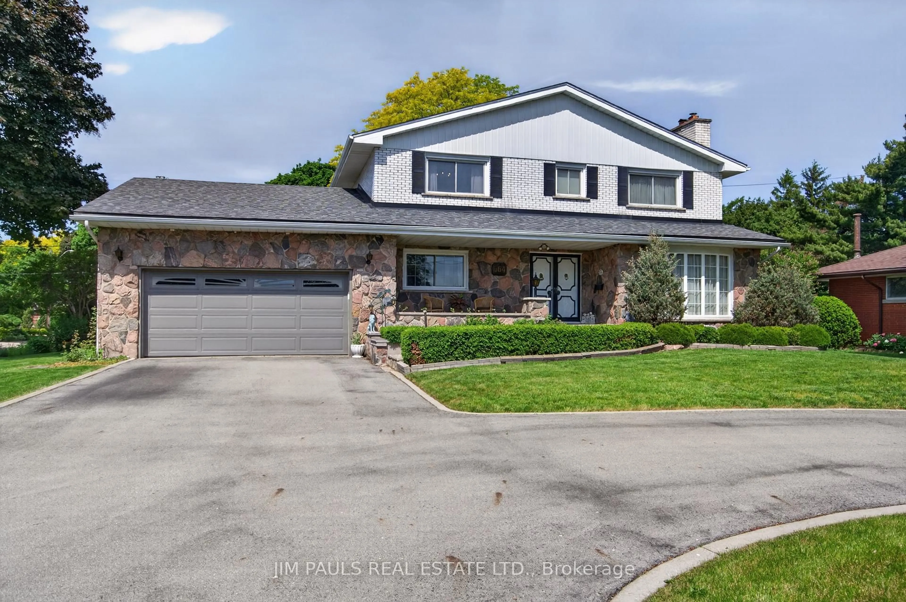 A pic from outside/outdoor area/front of a property/back of a property/a pic from drone, street for 564 Mountain Brow Blvd, Hamilton Ontario L8T 1A9