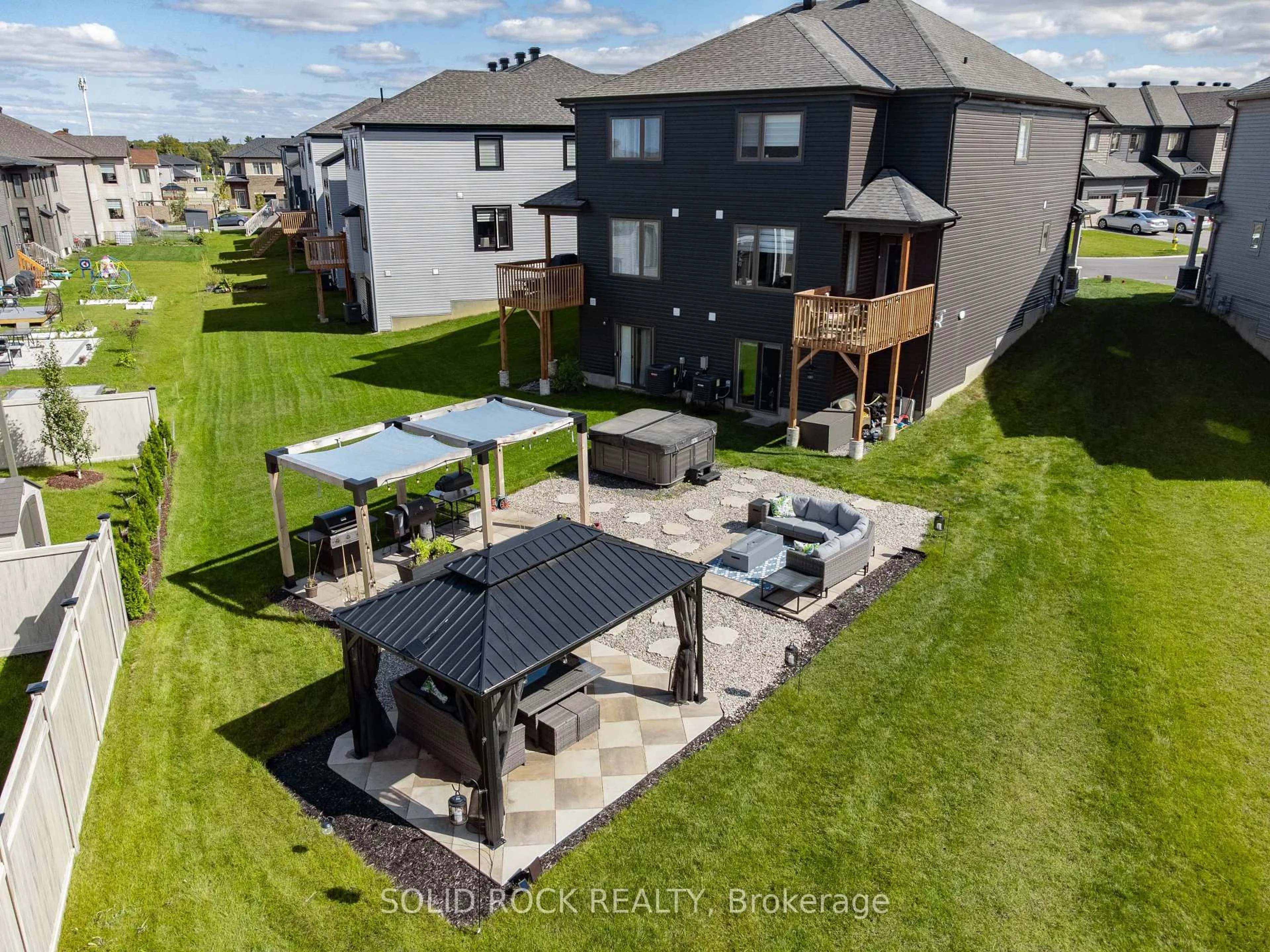 A pic from outside/outdoor area/front of a property/back of a property/a pic from drone, unknown for 335 Grackle St, Ottawa Ontario K1X 0G6