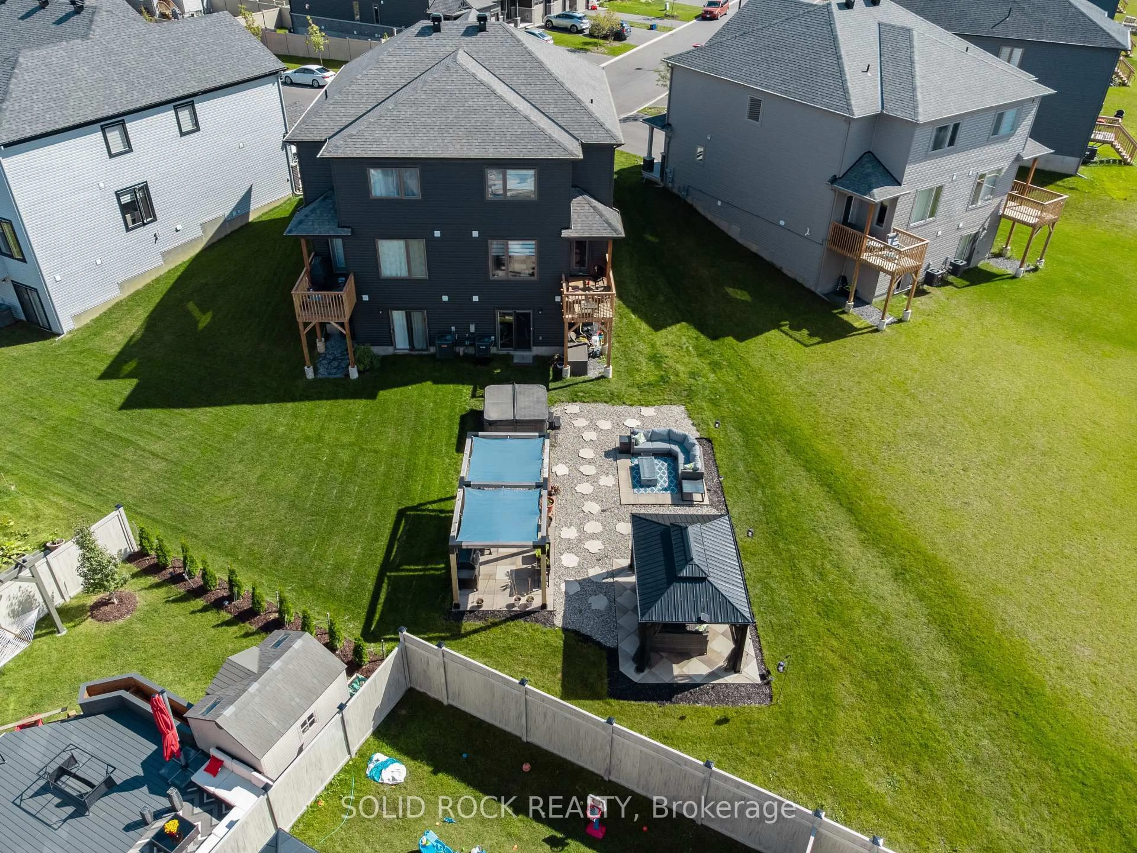A pic from outside/outdoor area/front of a property/back of a property/a pic from drone, unknown for 335 Grackle St, Ottawa Ontario K1X 0G6