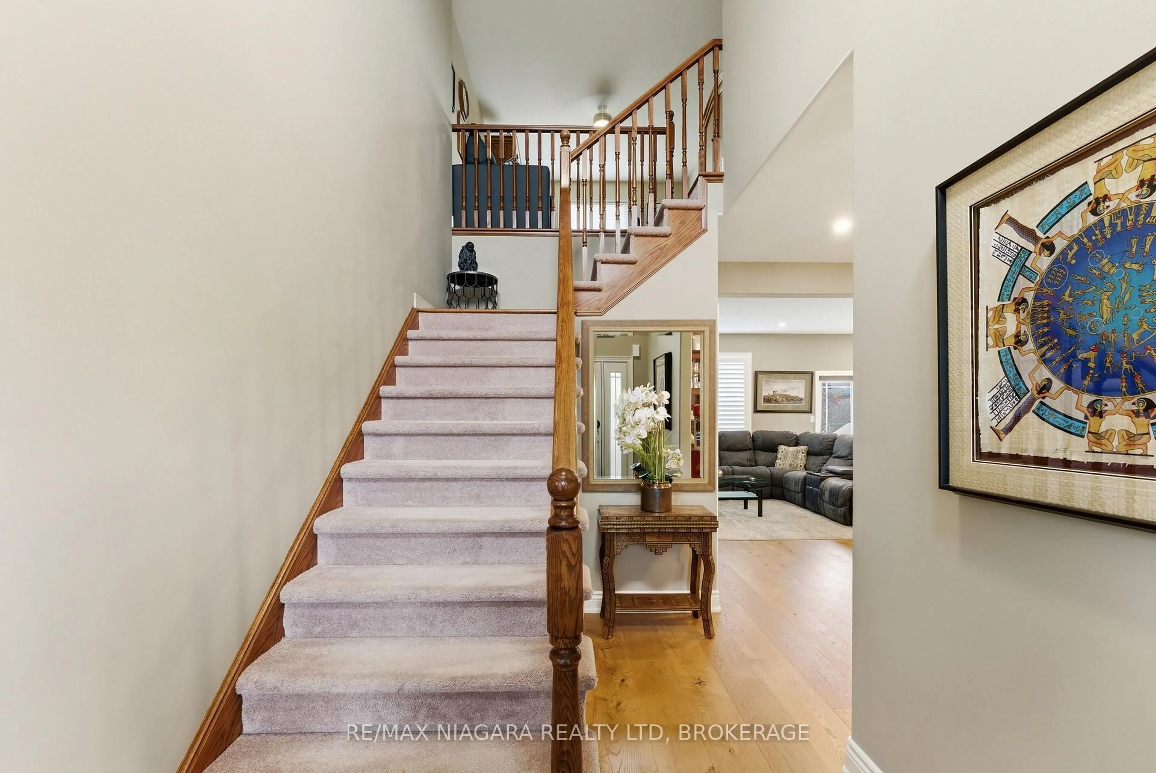 Indoor foyer for 4099 Highland Park Dr, Lincoln Ontario L3J 0L7
