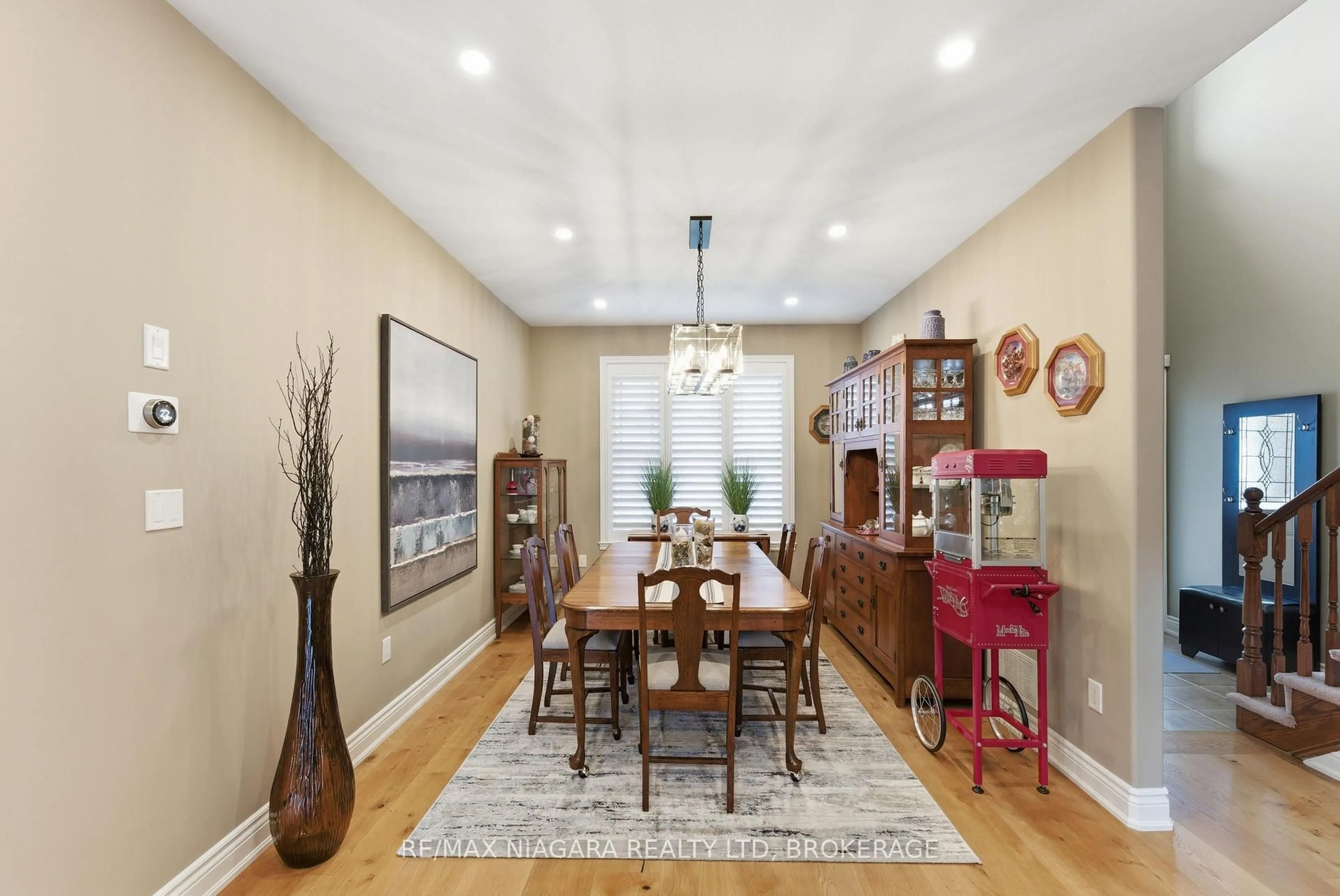 Dining room, wood/laminate floor for 4099 Highland Park Dr, Lincoln Ontario L3J 0L7