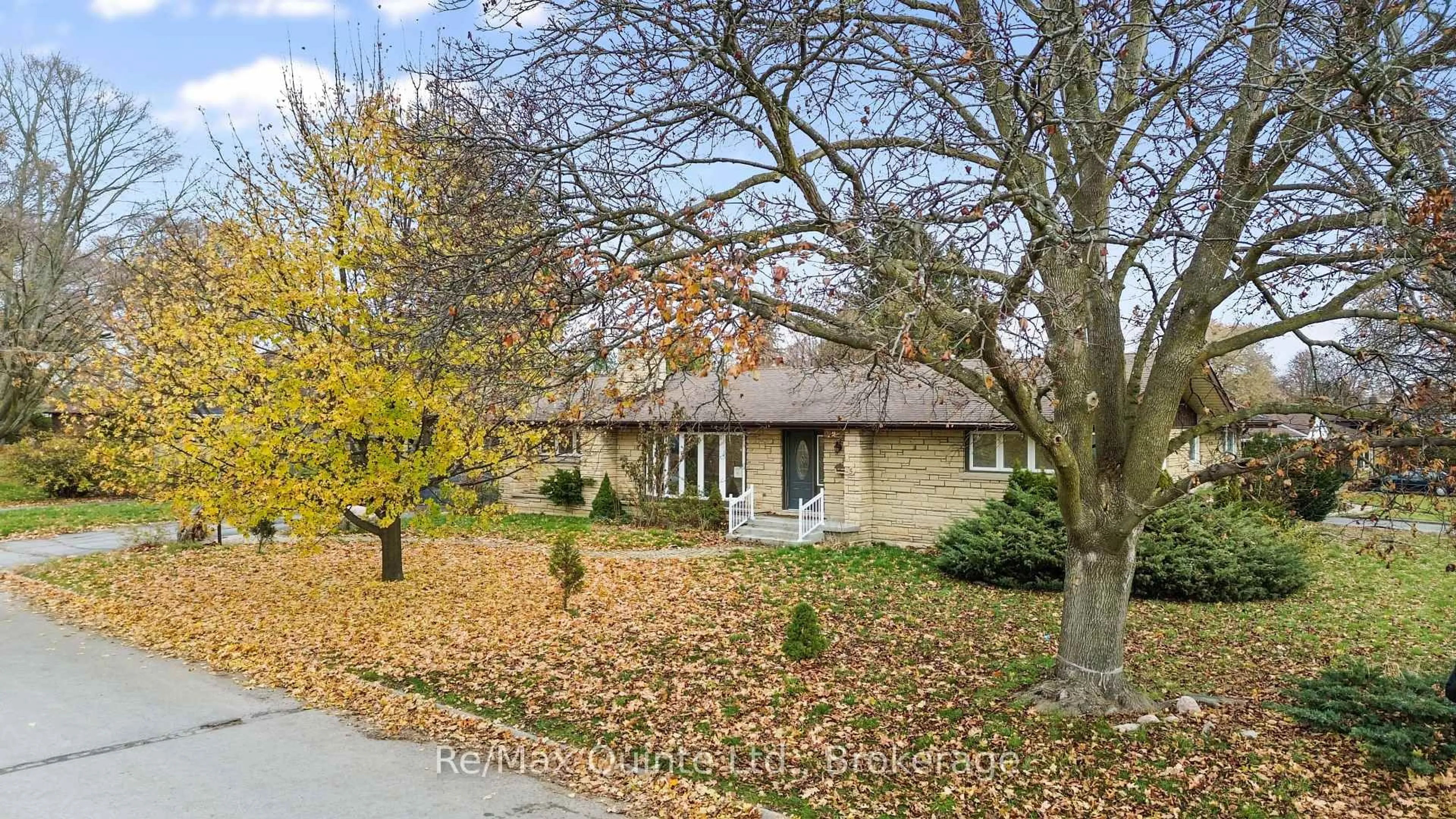 A pic from outside/outdoor area/front of a property/back of a property/a pic from drone, street for 5 Stanley Park Dr, Belleville Ontario K8N 4N1