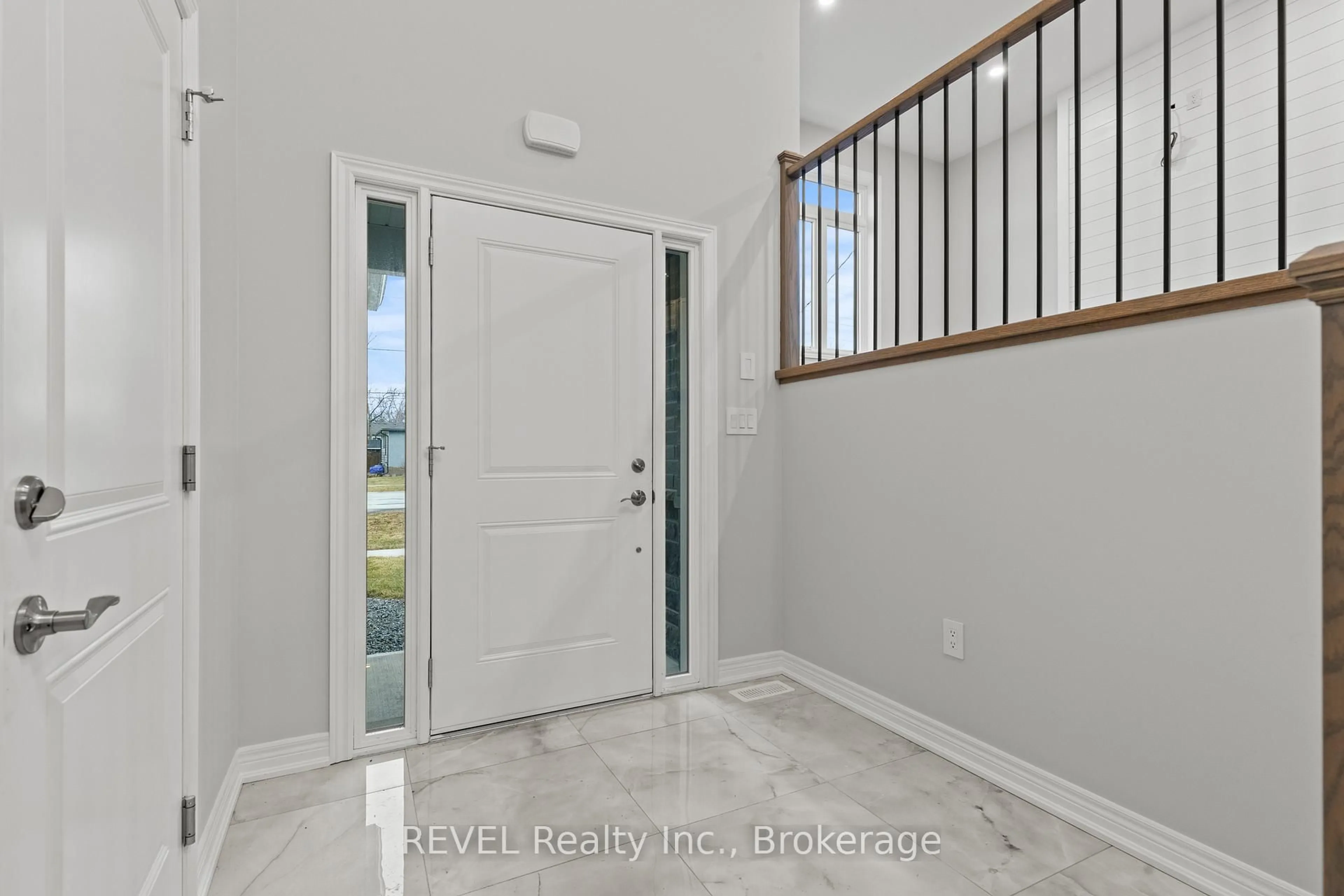 Indoor entryway for 735 Dominion Rd, Fort Erie Ontario L2A 1G9