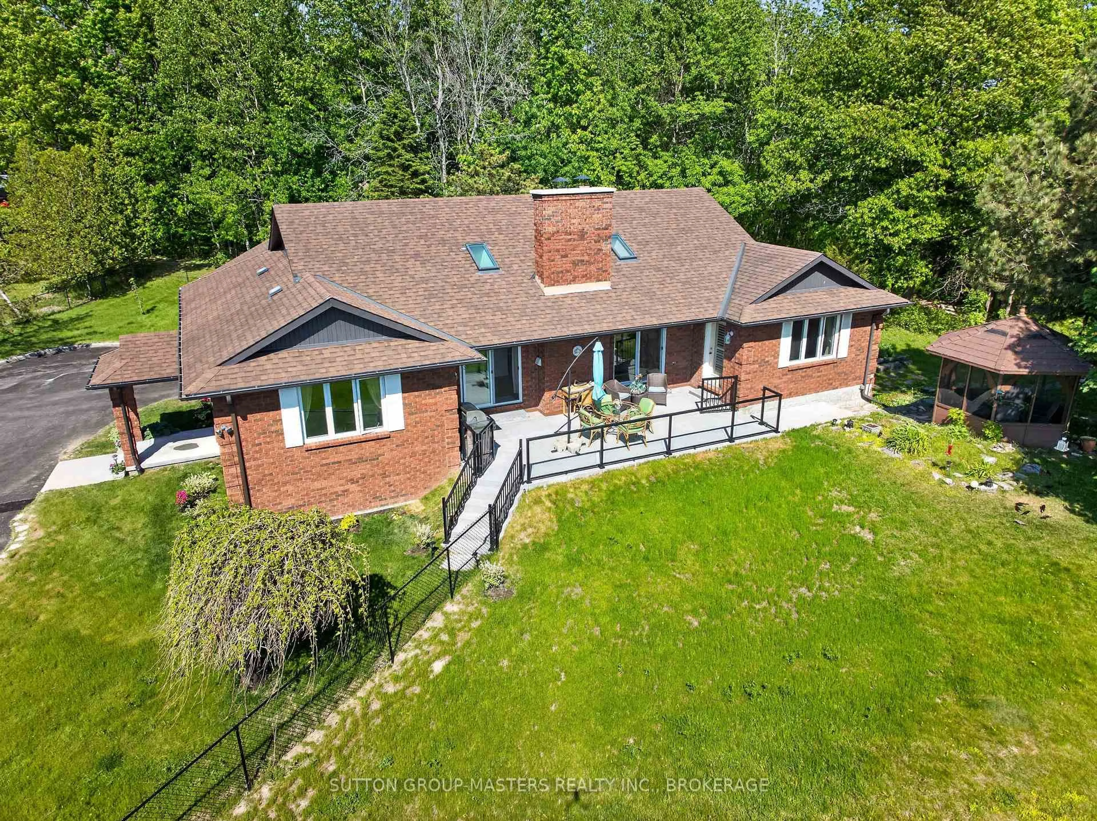 A pic from outside/outdoor area/front of a property/back of a property/a pic from drone, unknown for 911 School Rd, Kingston Ontario K7L 4V1