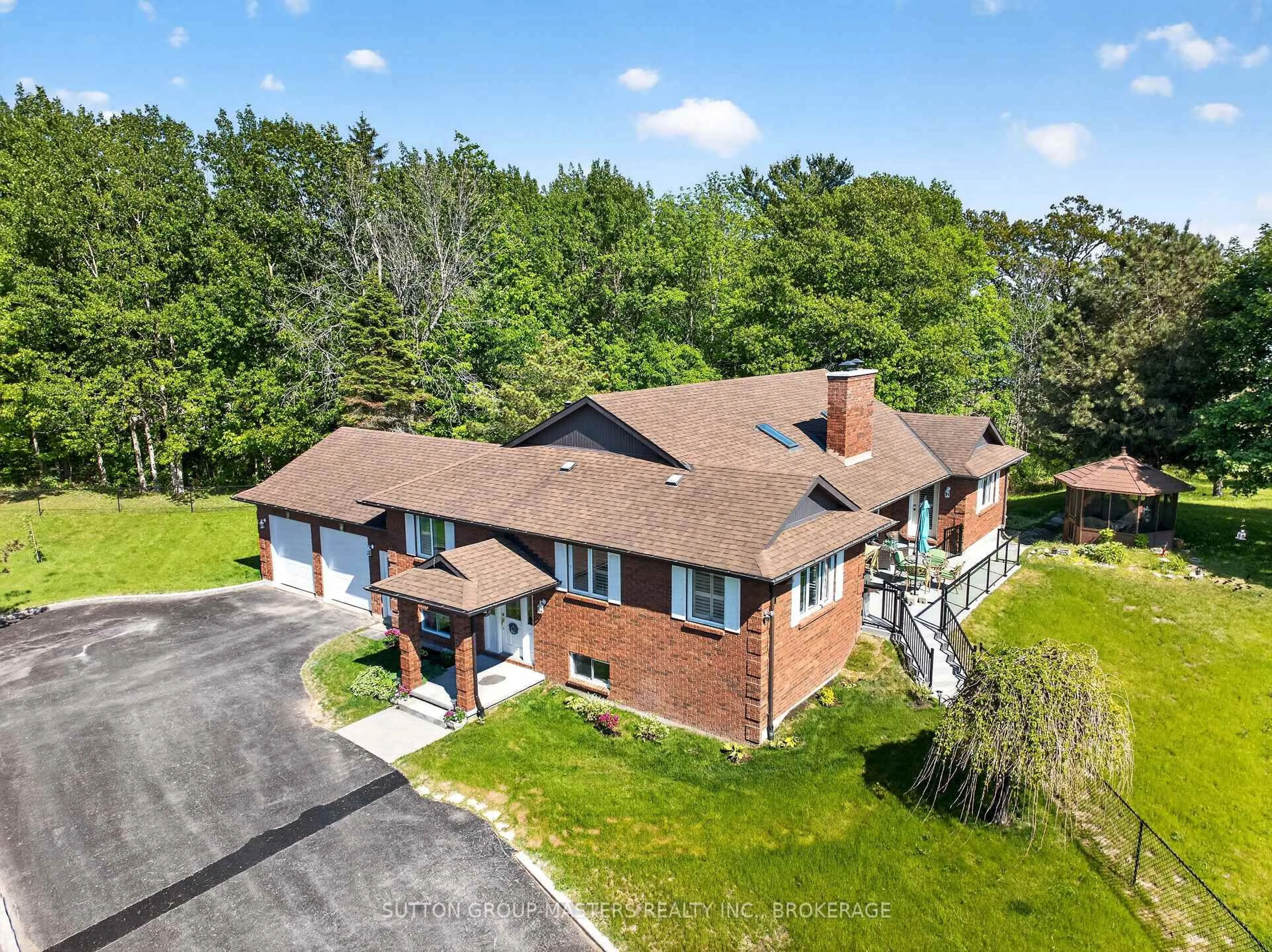 A pic from outside/outdoor area/front of a property/back of a property/a pic from drone, street for 911 School Rd, Kingston Ontario K7L 4V1