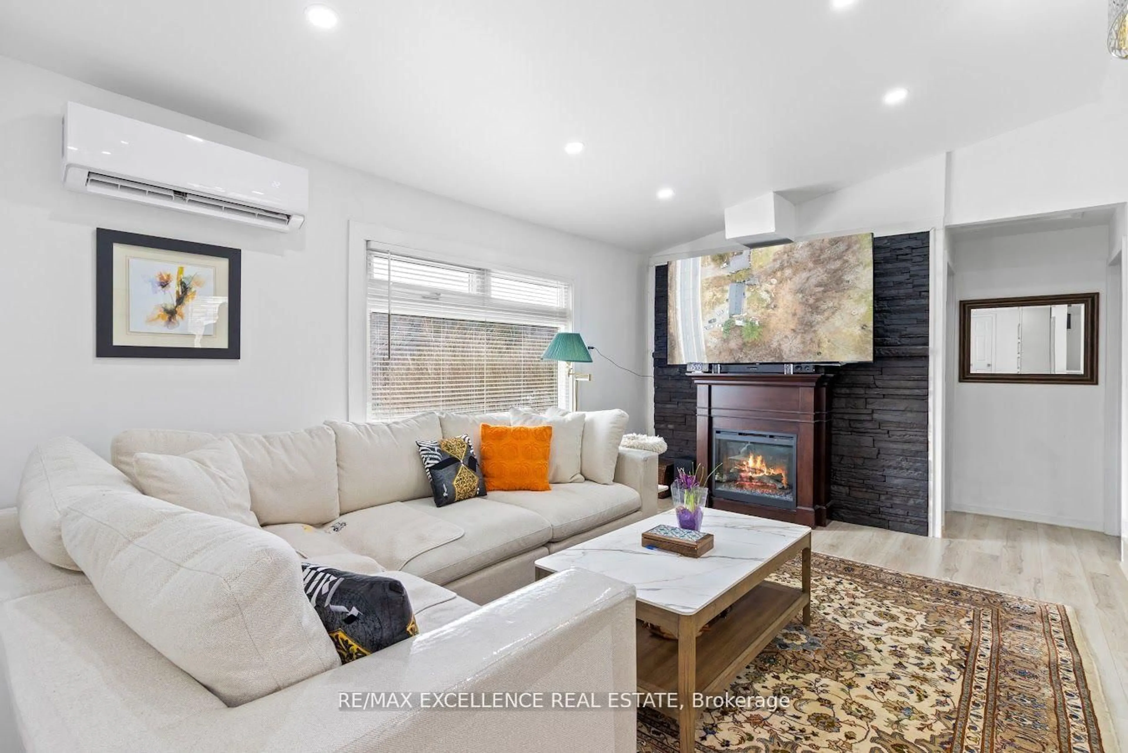 Living room with furniture, ceramic/tile floor for 1867 Brantford Highway, North Dumfries Ontario N1R 5S6