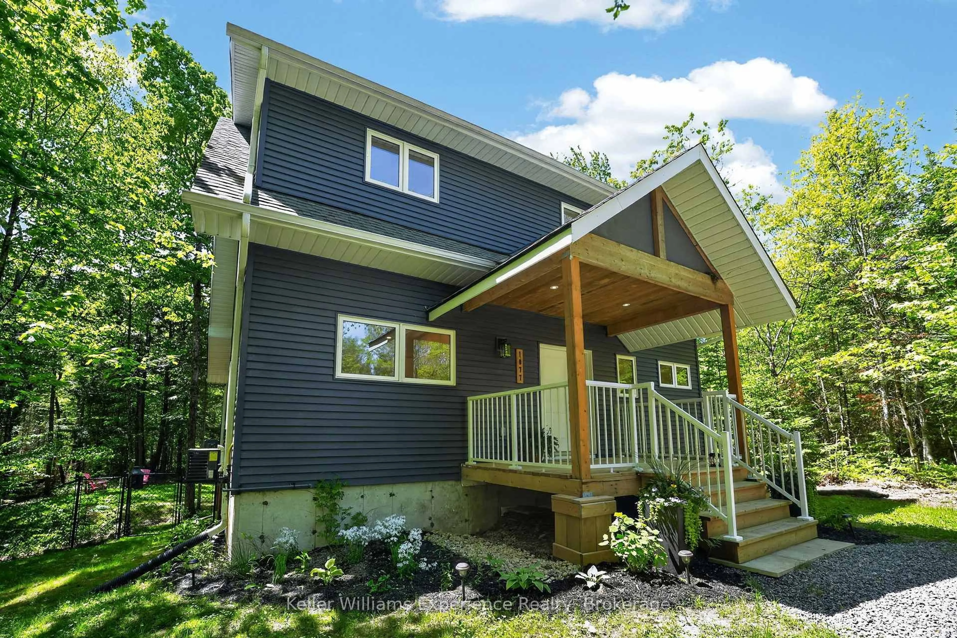 Home with vinyl exterior material, unknown for 1077 Holiday Park Dr, Bracebridge Ontario P1L 1W9
