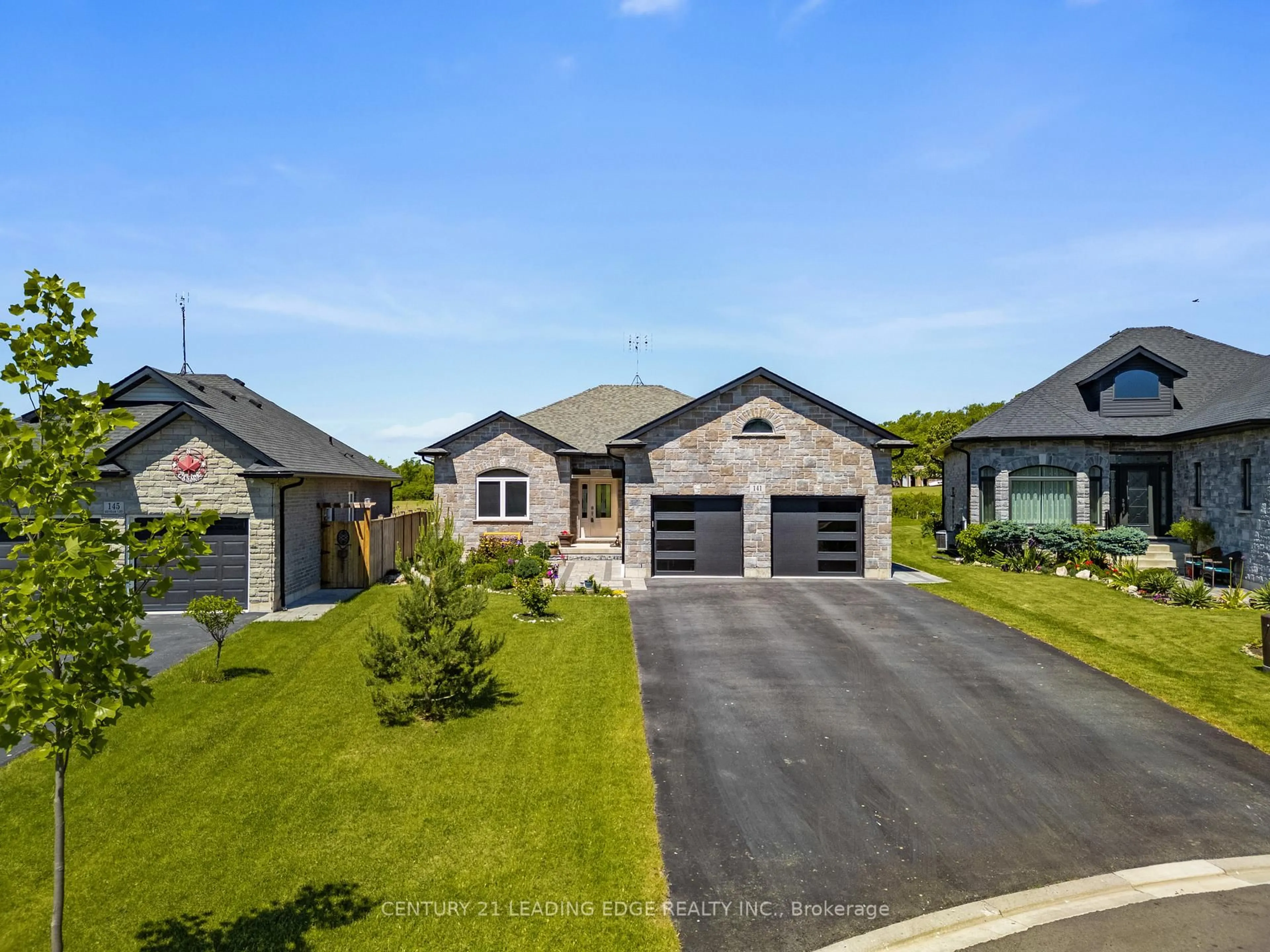 A pic from outside/outdoor area/front of a property/back of a property/a pic from drone, street for 141 Hetram Crt, Fort Erie Ontario L0S 1B0