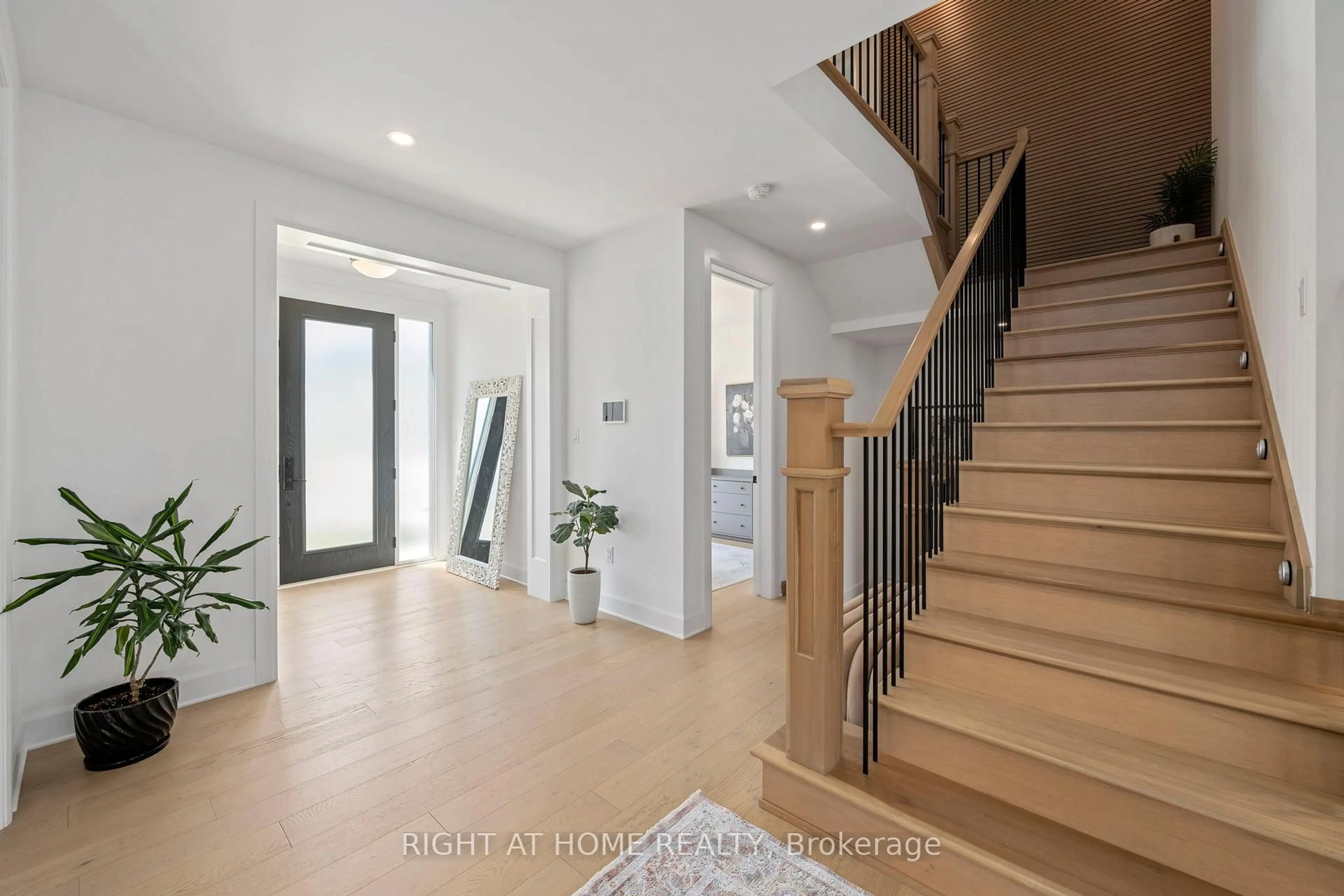 Indoor entryway for 372 Manhattan Dr, London South Ontario N6K 0L5